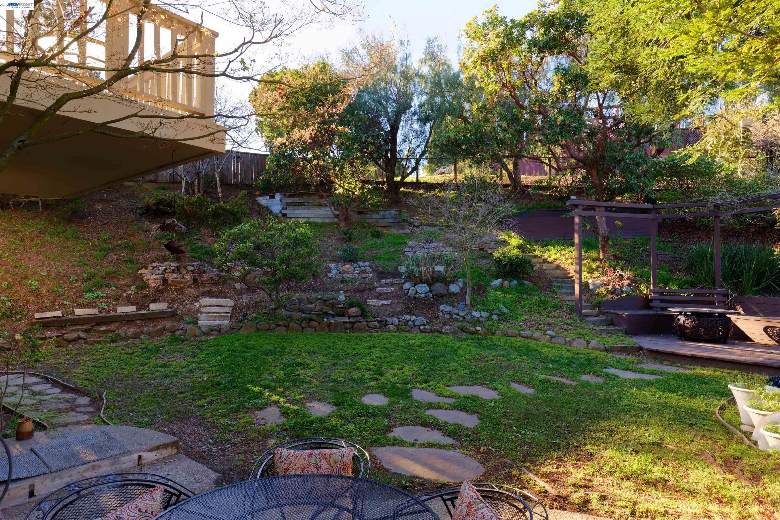 Detail Gallery Image 30 of 38 For 4903 Stoneridge Ct, Oakland,  CA 94605 - 3 Beds | 2/1 Baths