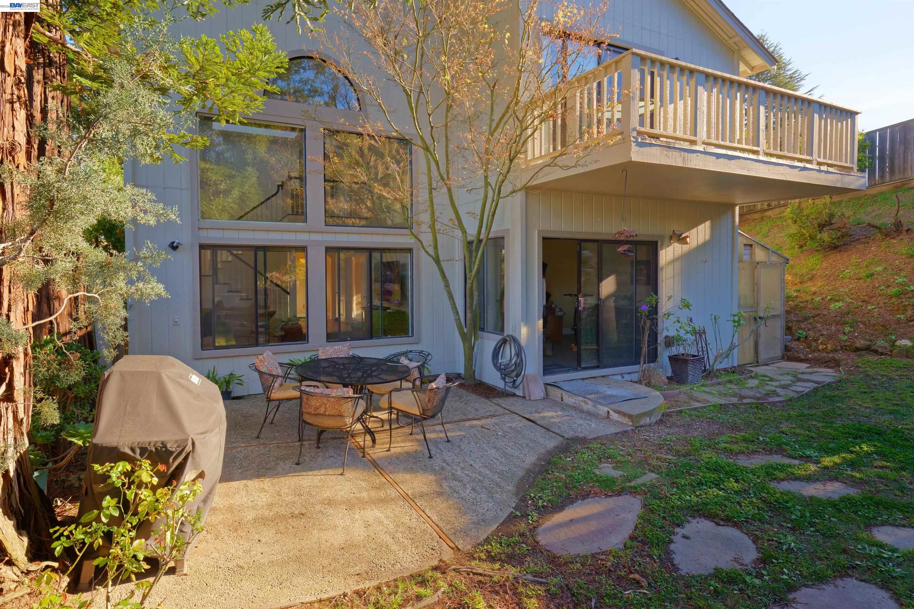 Detail Gallery Image 32 of 38 For 4903 Stoneridge Ct, Oakland,  CA 94605 - 3 Beds | 2/1 Baths