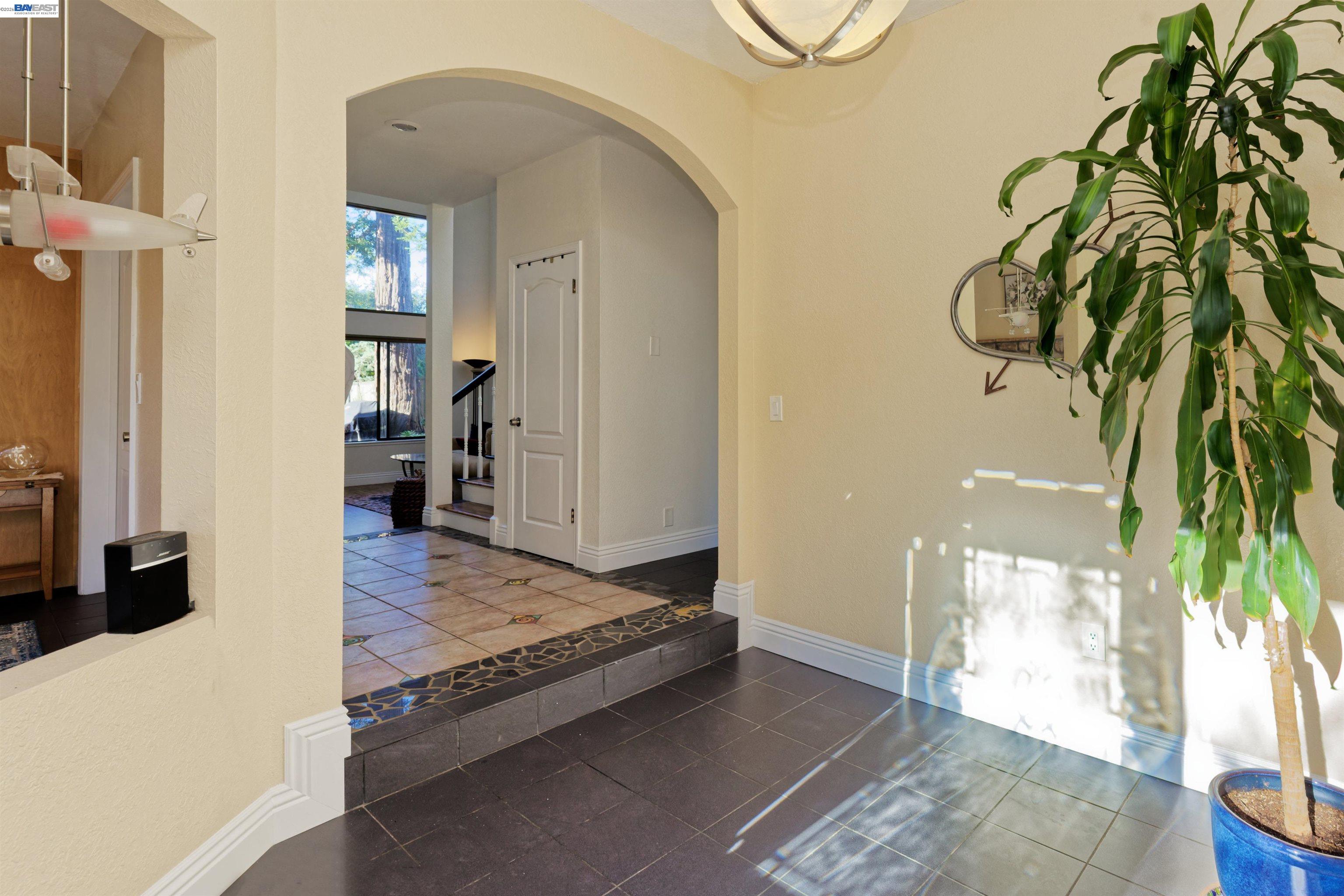 Detail Gallery Image 6 of 38 For 4903 Stoneridge Ct, Oakland,  CA 94605 - 3 Beds | 2/1 Baths