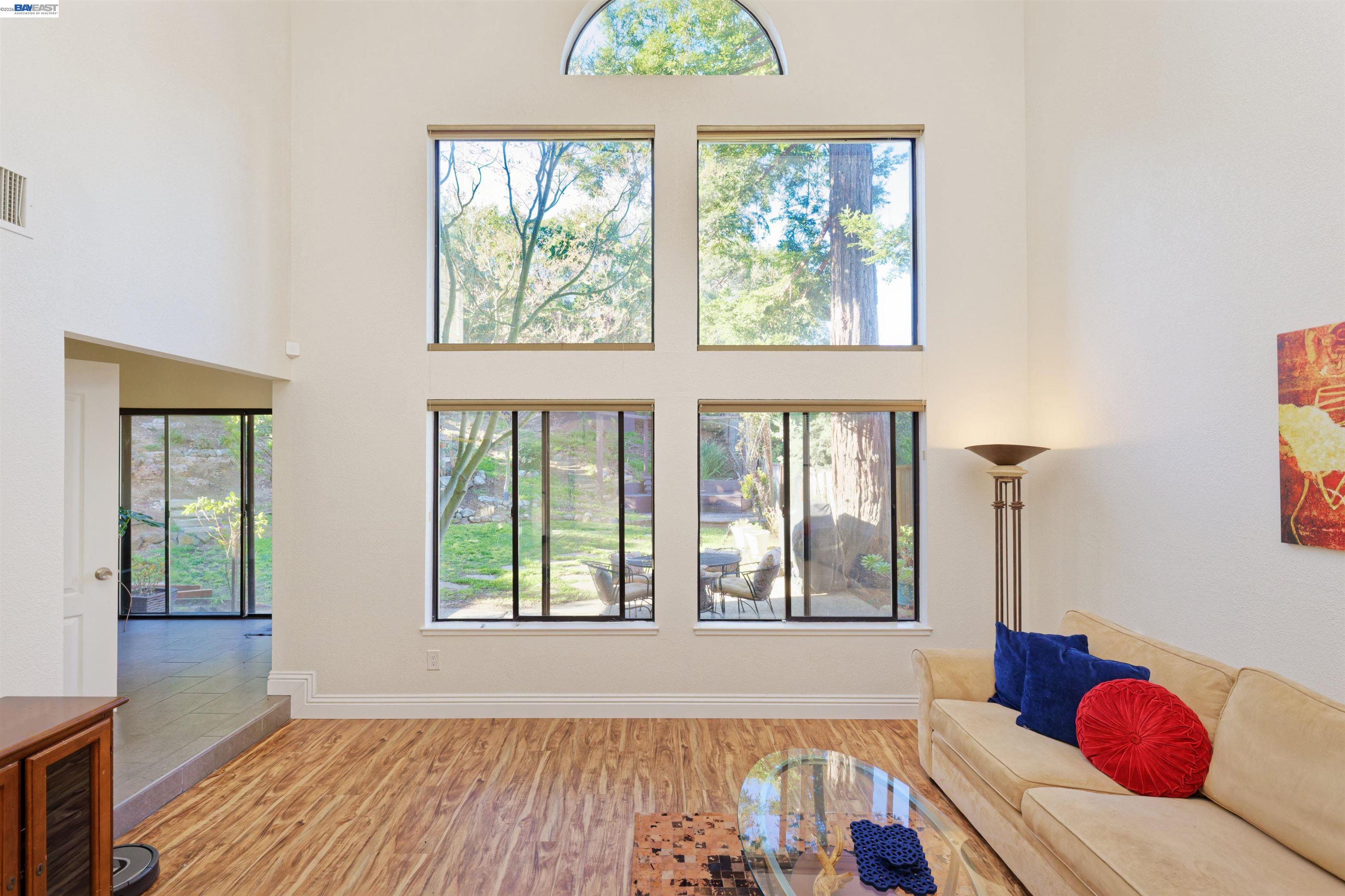 Detail Gallery Image 9 of 38 For 4903 Stoneridge Ct, Oakland,  CA 94605 - 3 Beds | 2/1 Baths