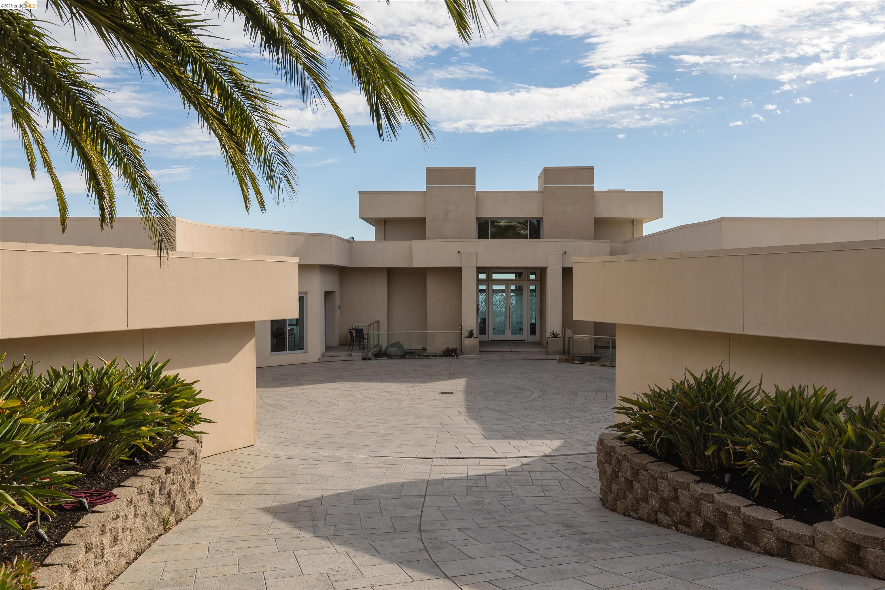 Detail Gallery Image 2 of 53 For 13367 Campus Dr., Oakland,  CA 94619 - 5 Beds | 4/1 Baths