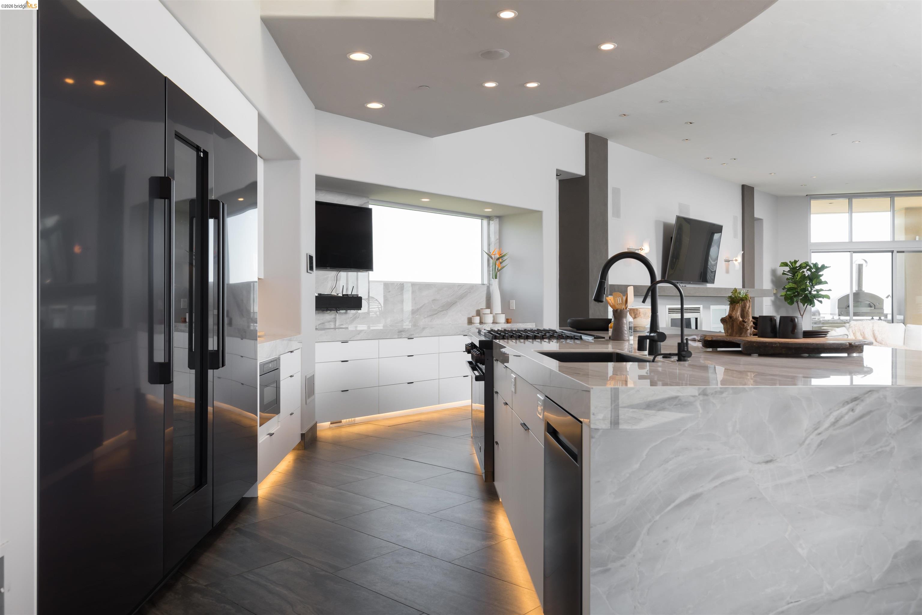 Detail Gallery Image 12 of 53 For 13367 Campus Dr., Oakland,  CA 94619 - 5 Beds | 4/1 Baths