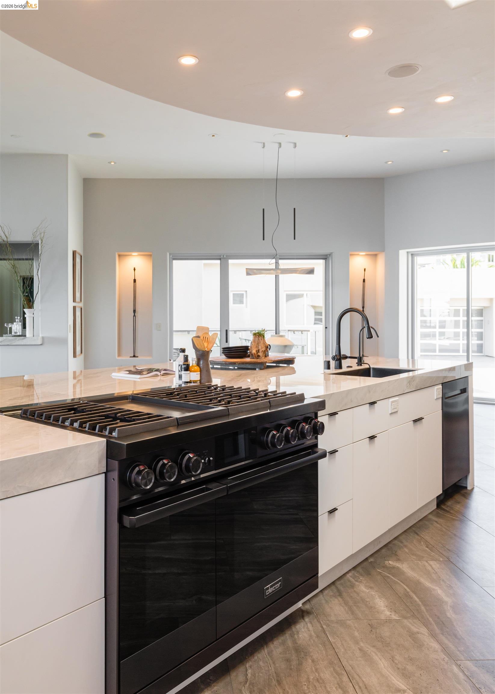 Detail Gallery Image 13 of 53 For 13367 Campus Dr., Oakland,  CA 94619 - 5 Beds | 4/1 Baths