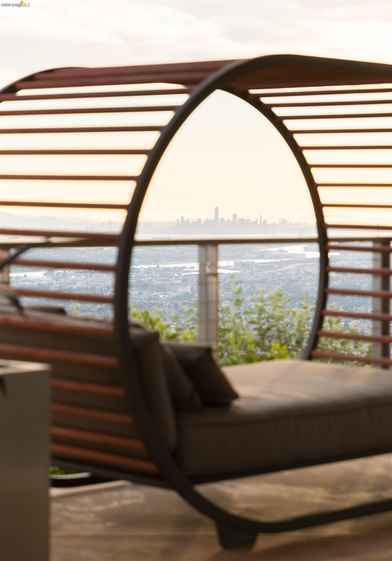 Detail Gallery Image 16 of 53 For 13367 Campus Dr., Oakland,  CA 94619 - 5 Beds | 4/1 Baths