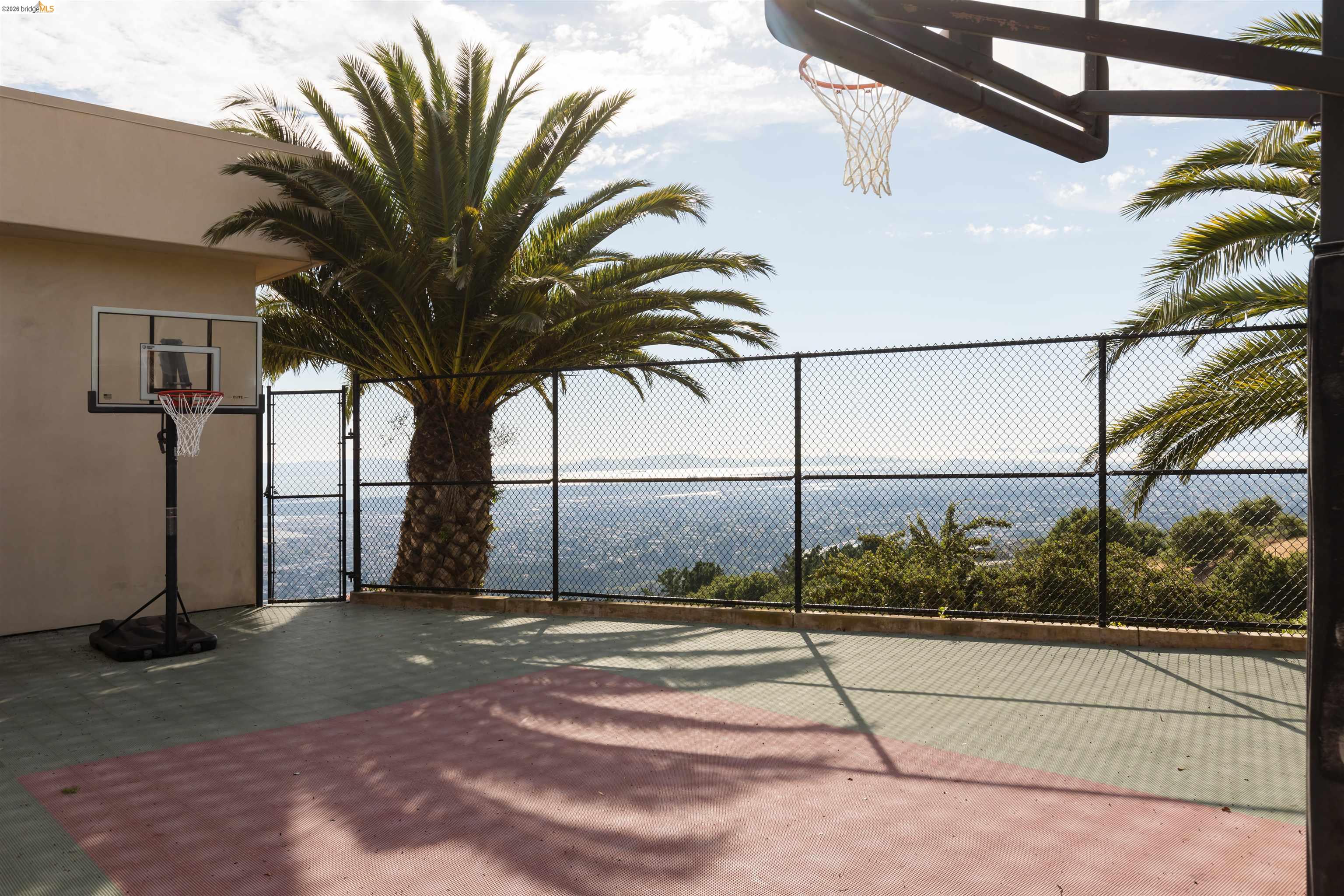 Detail Gallery Image 37 of 53 For 13367 Campus Dr., Oakland,  CA 94619 - 5 Beds | 4/1 Baths