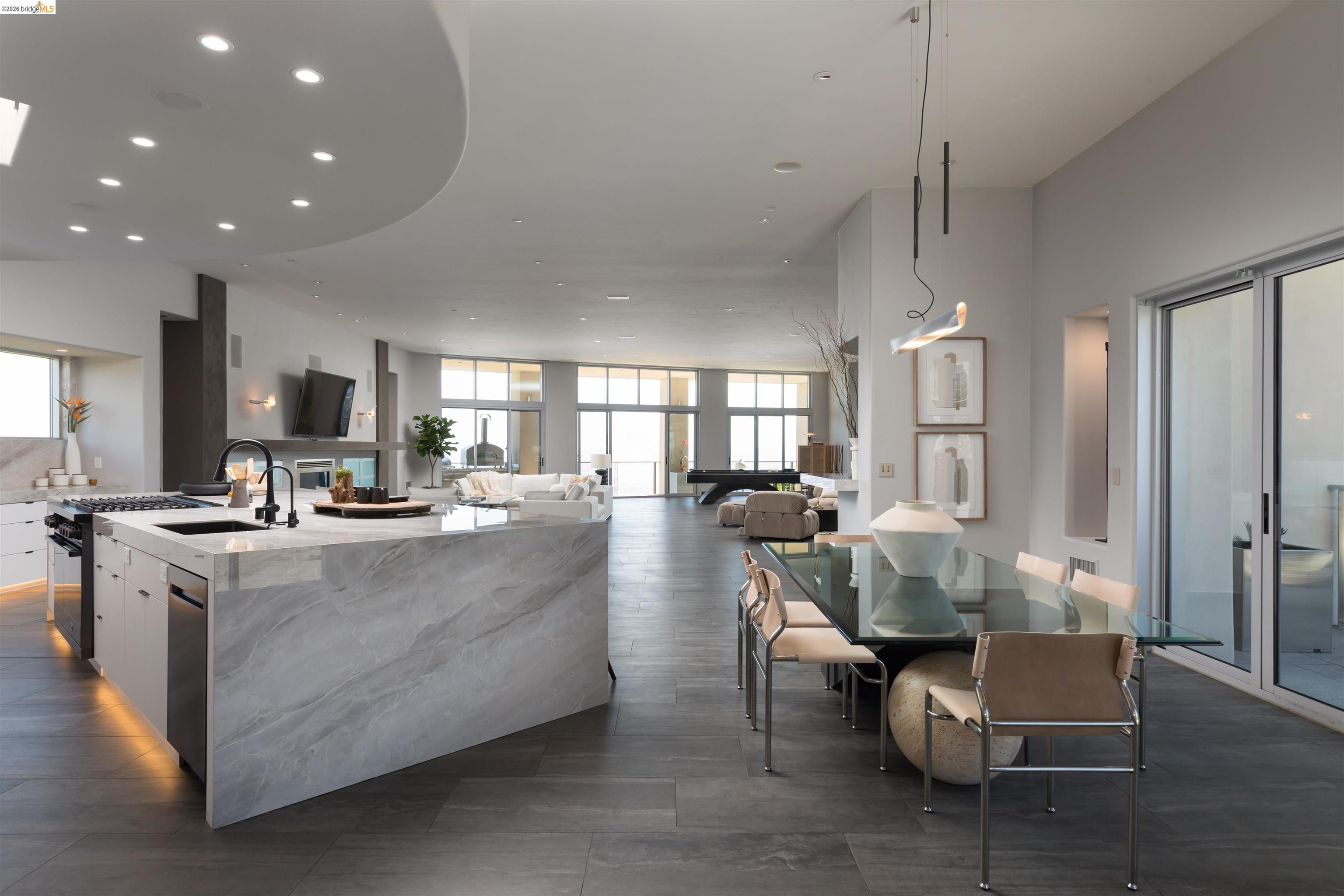 Detail Gallery Image 5 of 53 For 13367 Campus Dr., Oakland,  CA 94619 - 5 Beds | 4/1 Baths