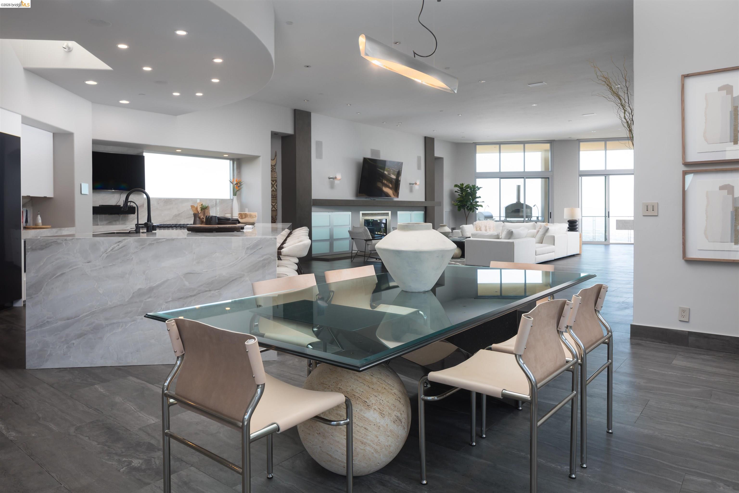 Detail Gallery Image 6 of 53 For 13367 Campus Dr., Oakland,  CA 94619 - 5 Beds | 4/1 Baths