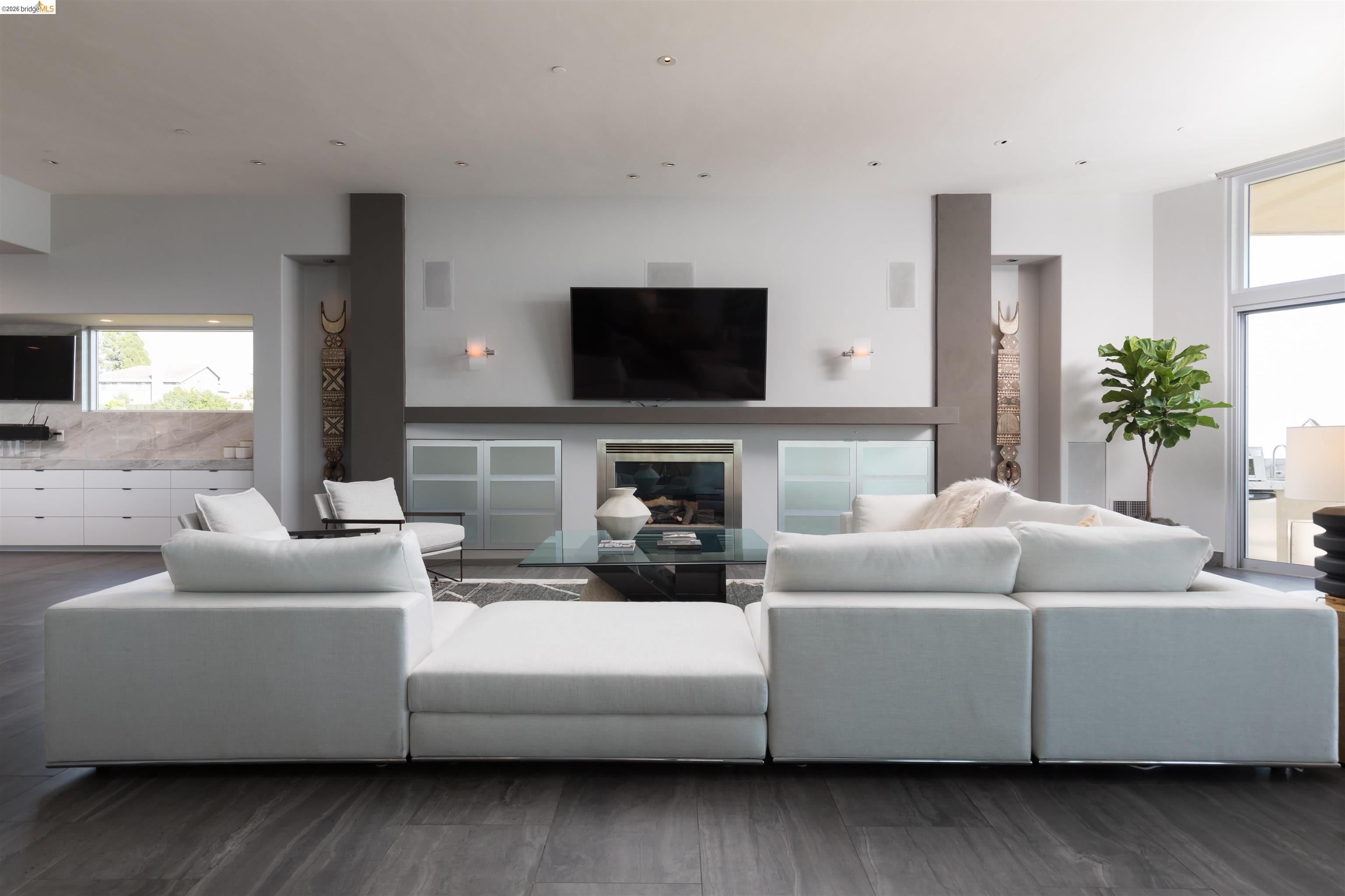 Detail Gallery Image 8 of 53 For 13367 Campus Dr., Oakland,  CA 94619 - 5 Beds | 4/1 Baths