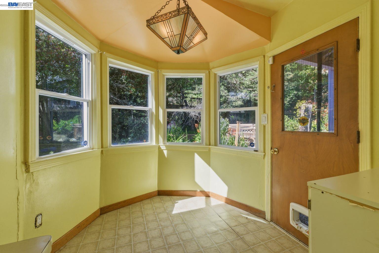 Detail Gallery Image 14 of 44 For 3890 Serrano St, Martinez,  CA 94553 - 3 Beds | 2/1 Baths