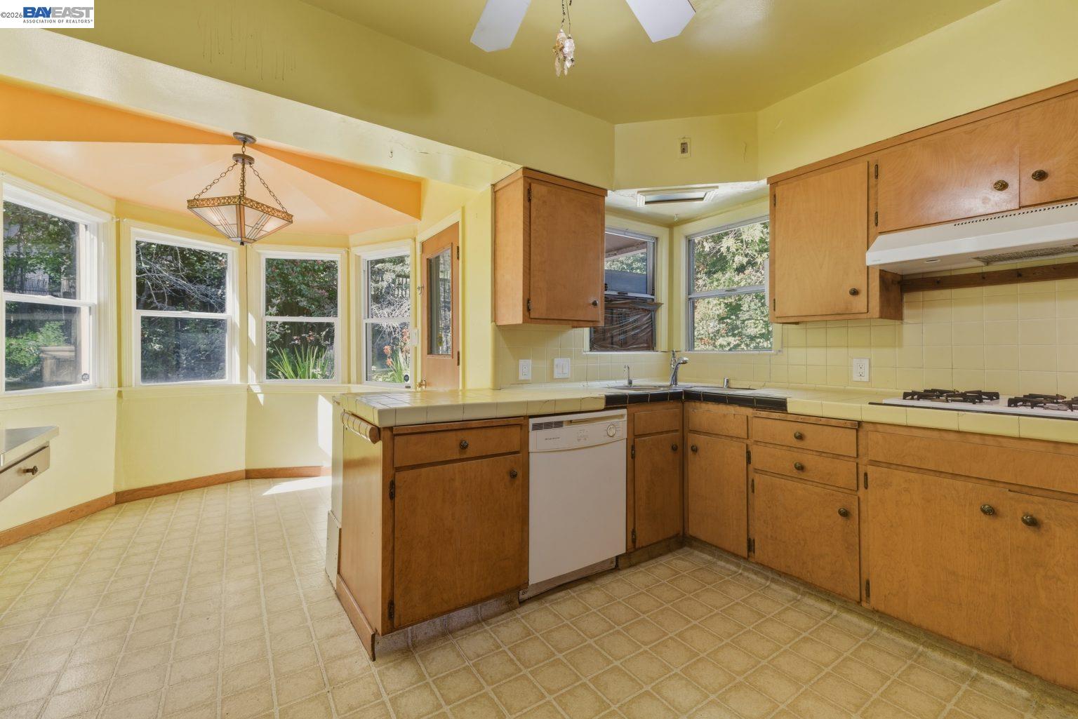 Detail Gallery Image 16 of 44 For 3890 Serrano St, Martinez,  CA 94553 - 3 Beds | 2/1 Baths