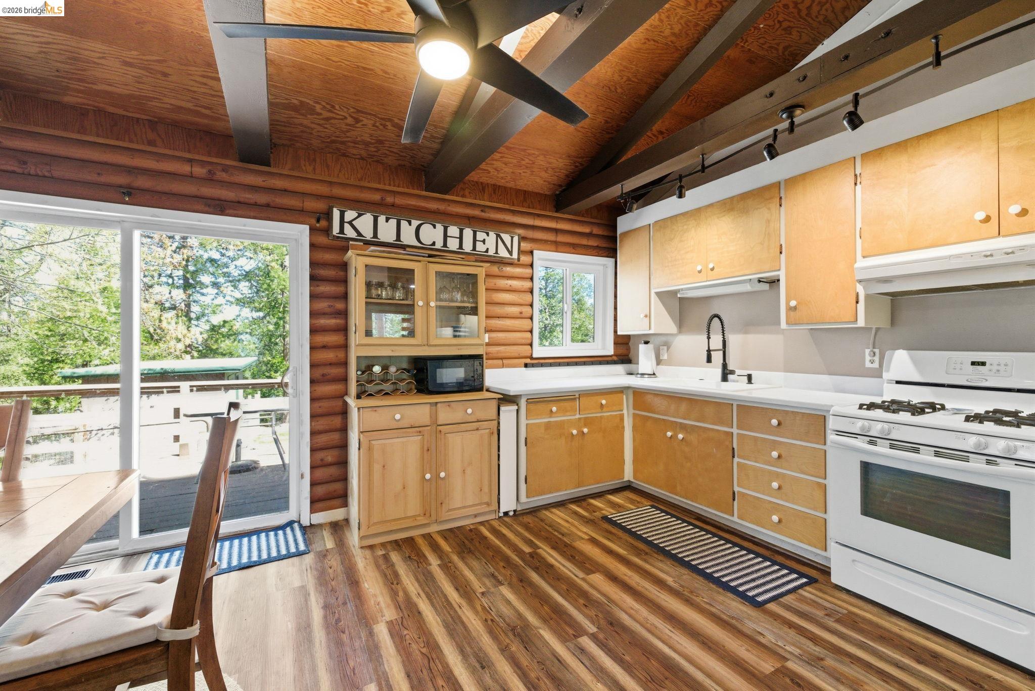 Detail Gallery Image 8 of 36 For 16398 Estralita Dr, Sonora,  CA 95370 - 3 Beds | 3 Baths