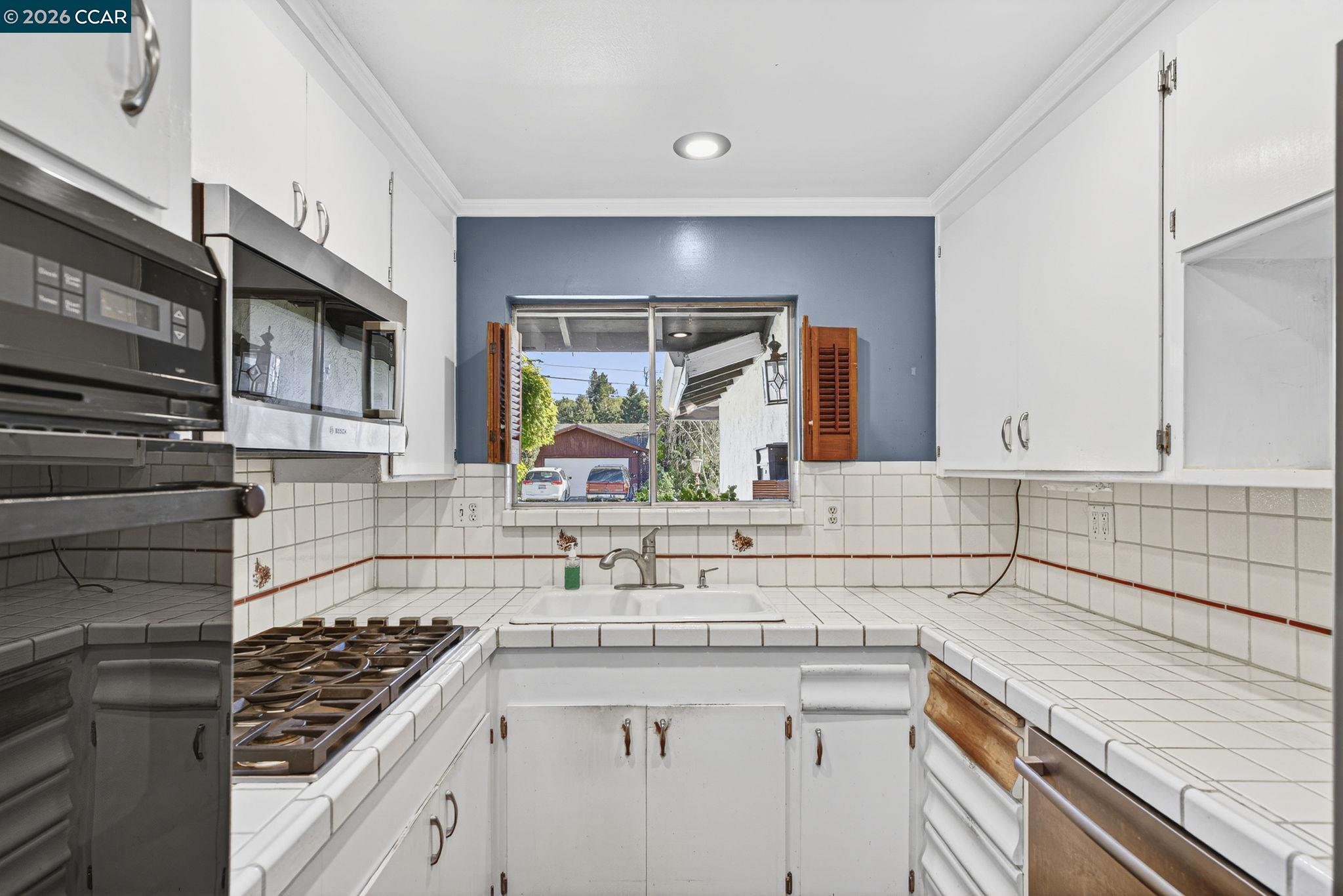 Detail Gallery Image 12 of 60 For 2555 Arroyo Ave, Pinole,  CA 94564-1003 - 3 Beds | 2 Baths