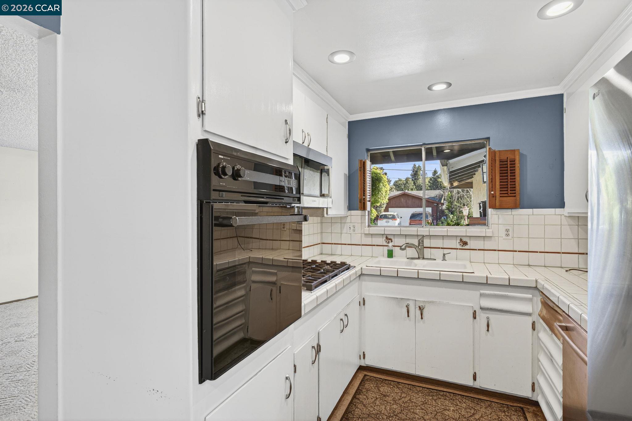 Detail Gallery Image 13 of 60 For 2555 Arroyo Ave, Pinole,  CA 94564-1003 - 3 Beds | 2 Baths
