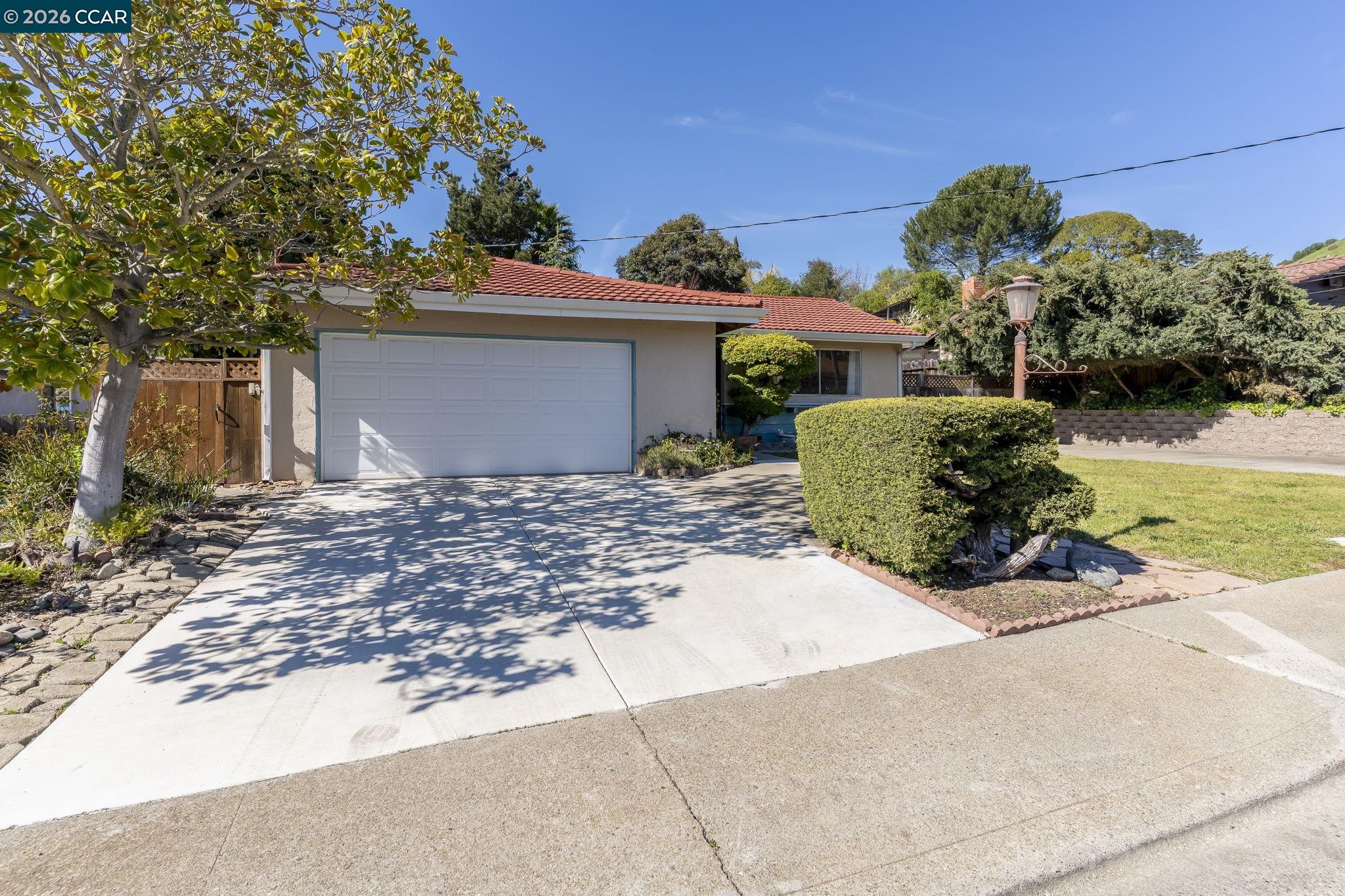 Detail Gallery Image 3 of 60 For 2555 Arroyo Ave, Pinole,  CA 94564-1003 - 3 Beds | 2 Baths