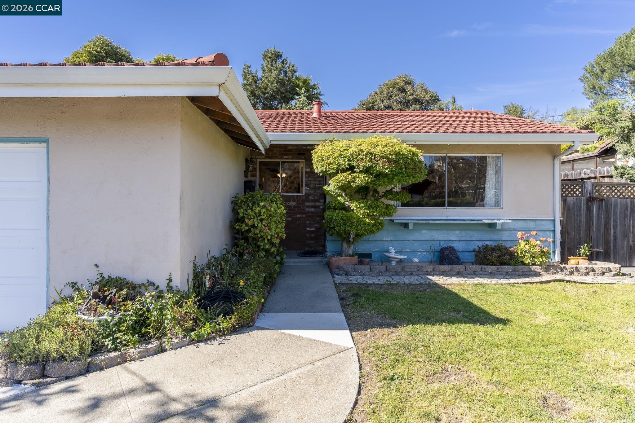 Detail Gallery Image 4 of 60 For 2555 Arroyo Ave, Pinole,  CA 94564-1003 - 3 Beds | 2 Baths