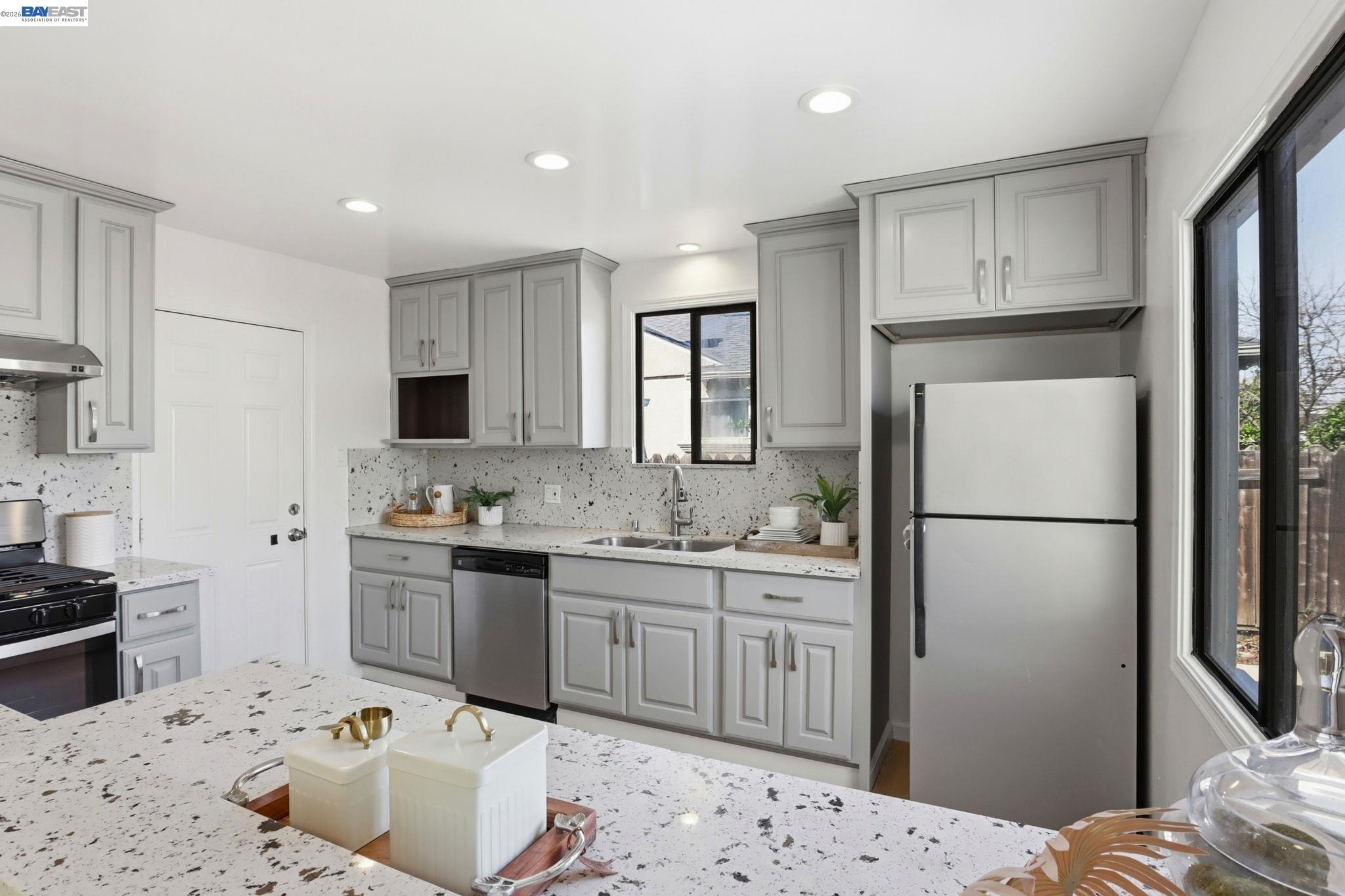 Detail Gallery Image 11 of 41 For 26802 Lakewood Way, Hayward,  CA 94544 - 4 Beds | 2 Baths