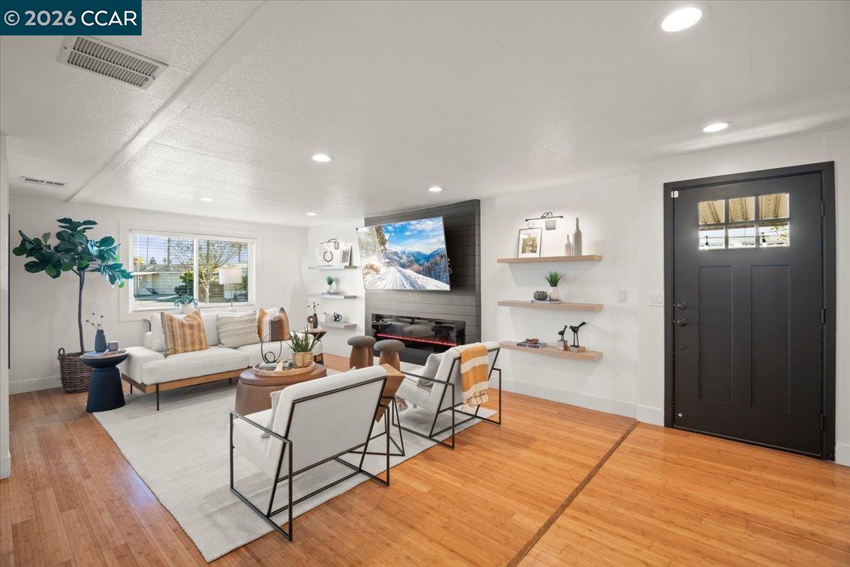 Detail Gallery Image 4 of 26 For 162 Algiers Dr #253,  Pacheco,  CA 94553 - 2 Beds | 2 Baths