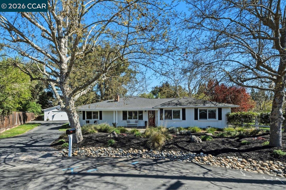 Detail Gallery Image 10 of 60 For 10 Donna Ln, Danville,  CA 94526 - 5 Beds | 2/1 Baths