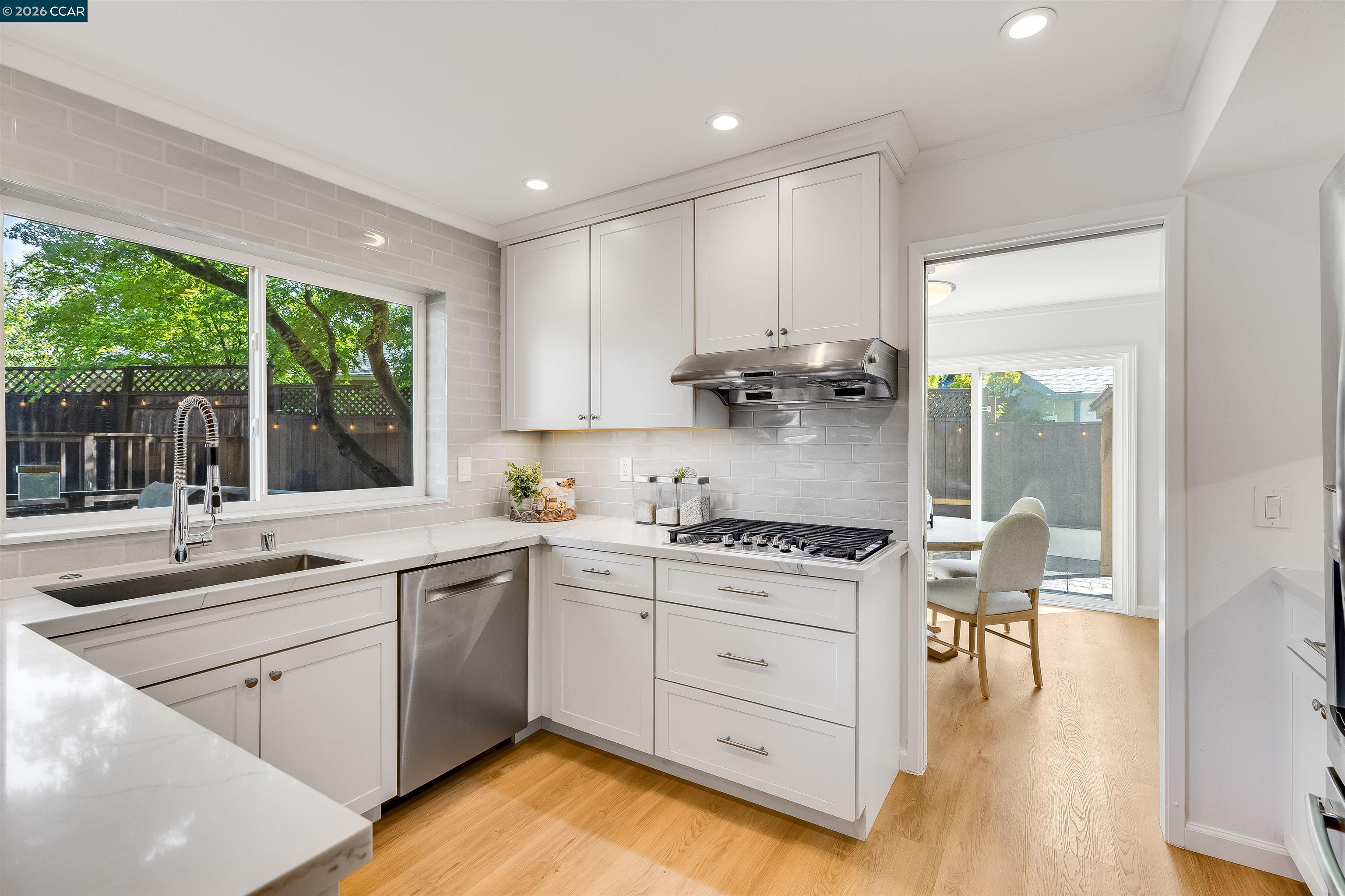 Detail Gallery Image 13 of 50 For 418 Devon Ct, San Ramon,  CA 94583 - 5 Beds | 2/1 Baths