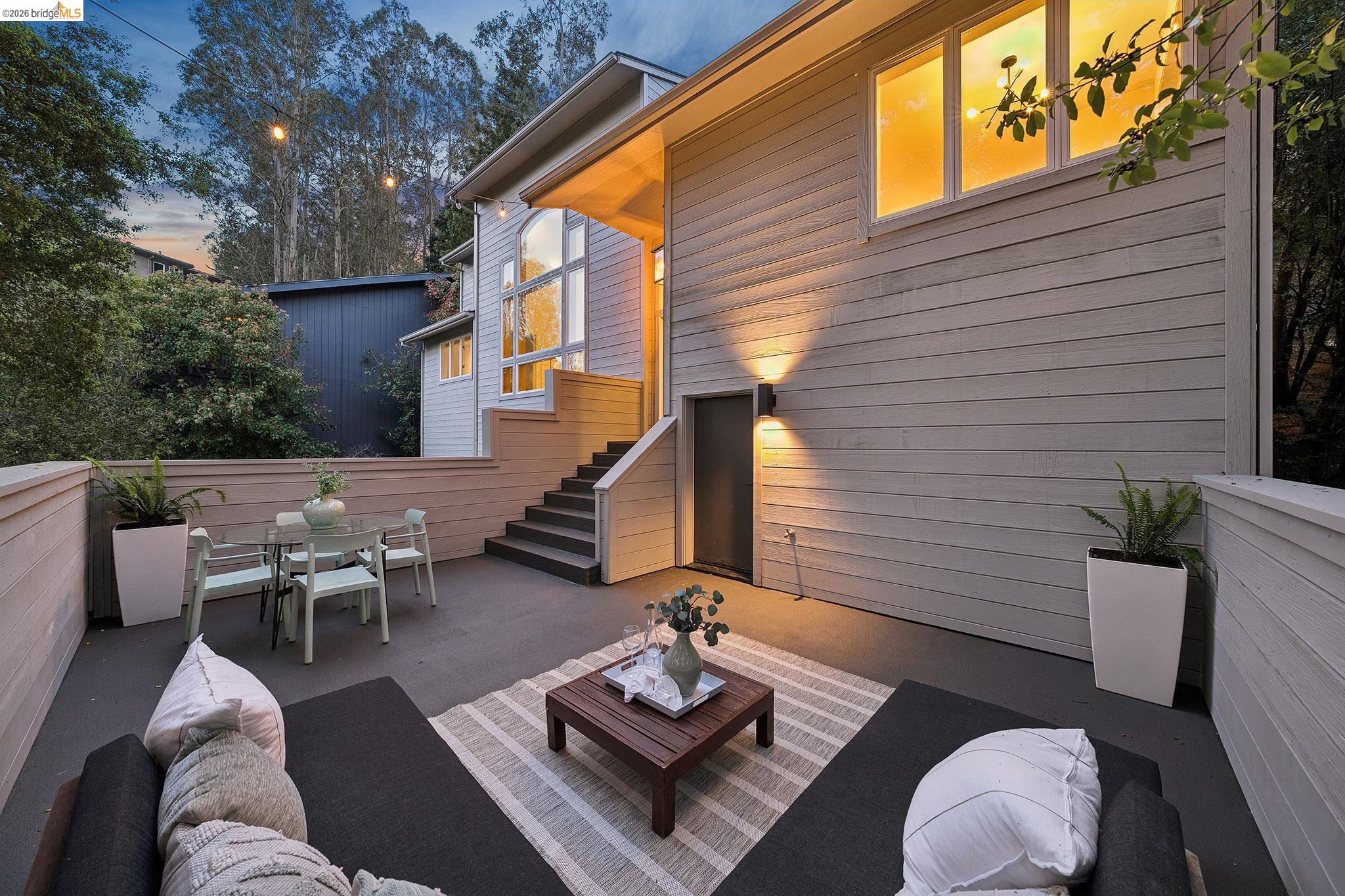 Detail Gallery Image 11 of 40 For 6869 Bristol Dr, Berkeley,  CA 94705 - 4 Beds | 3 Baths