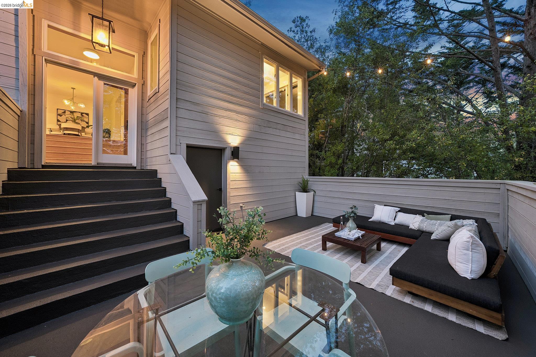 Detail Gallery Image 12 of 40 For 6869 Bristol Dr, Berkeley,  CA 94705 - 4 Beds | 3 Baths