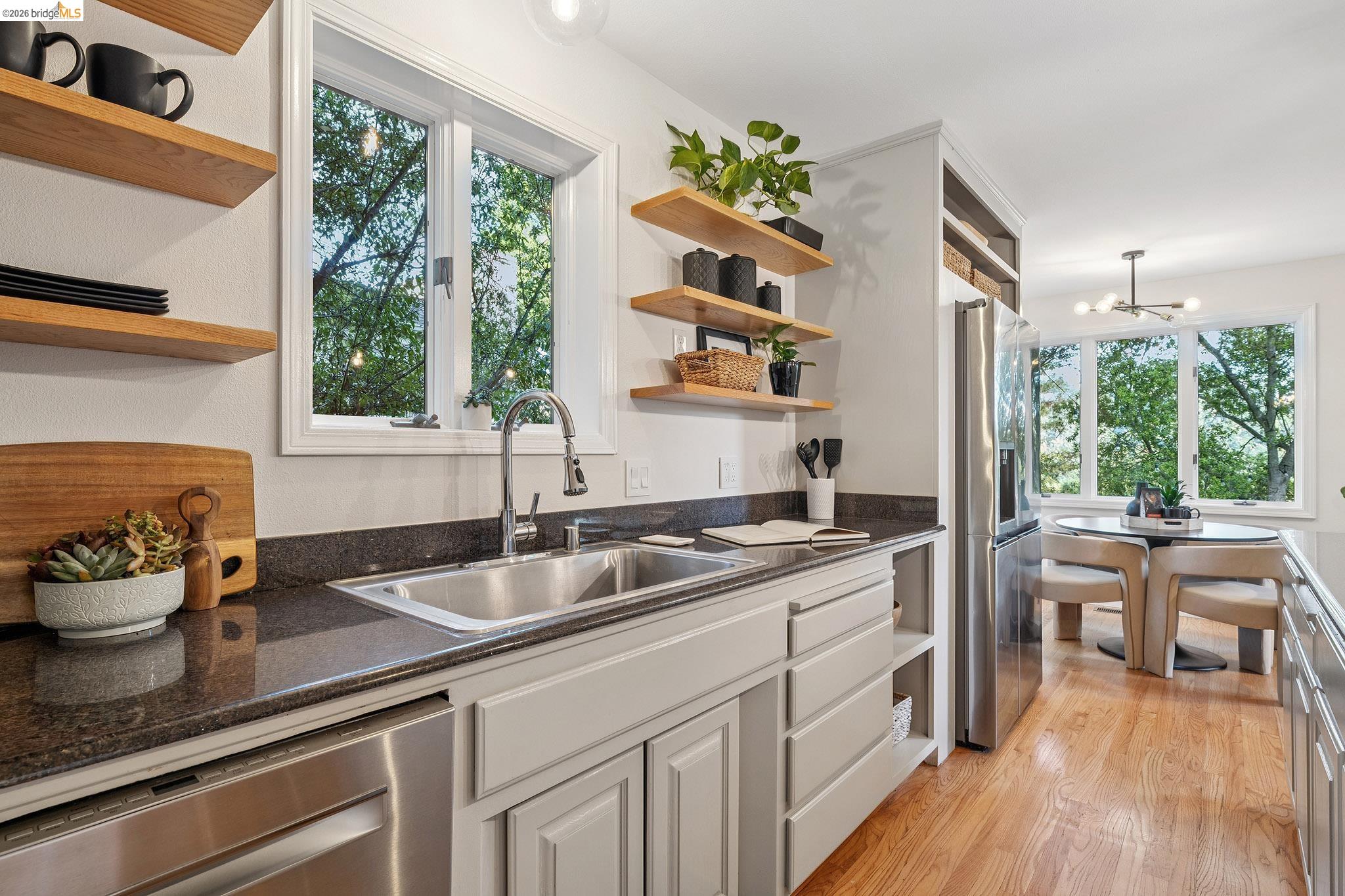 Detail Gallery Image 15 of 40 For 6869 Bristol Dr, Berkeley,  CA 94705 - 4 Beds | 3 Baths