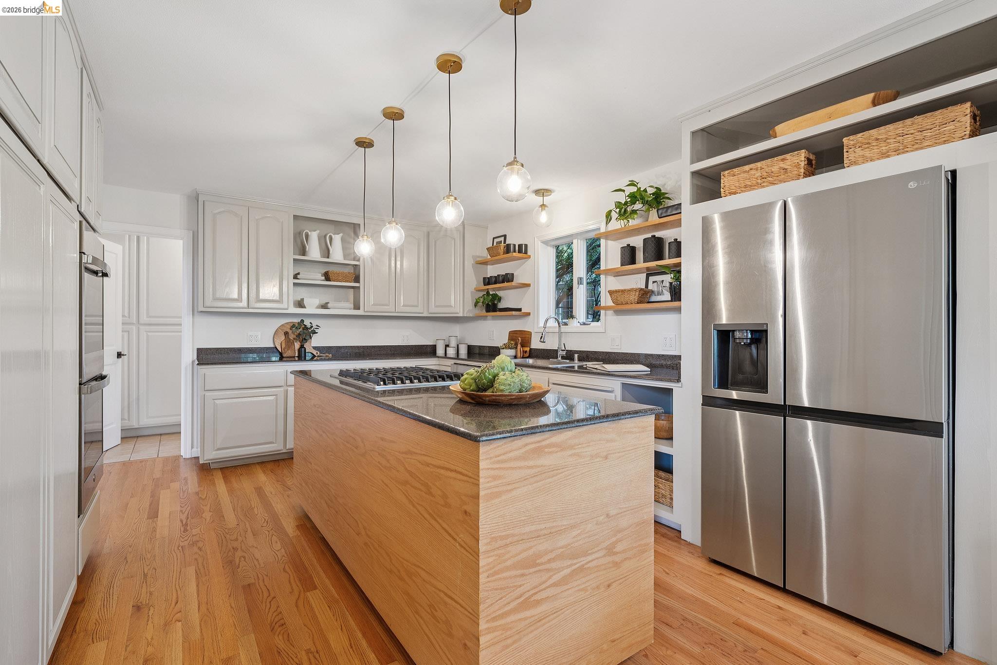 Detail Gallery Image 17 of 40 For 6869 Bristol Dr, Berkeley,  CA 94705 - 4 Beds | 3 Baths