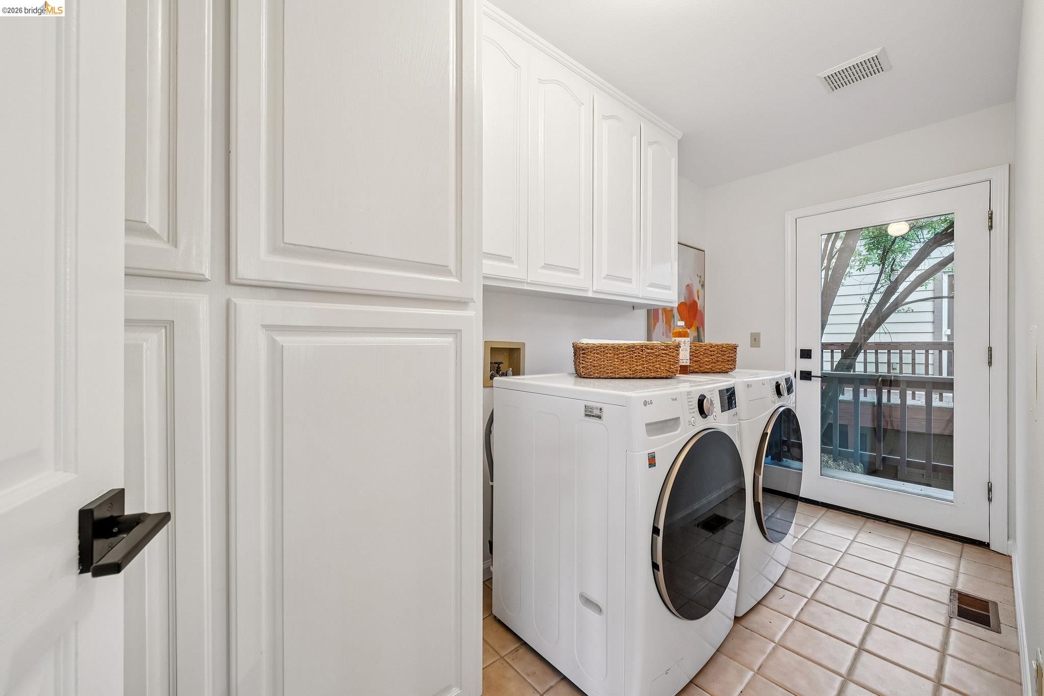 Detail Gallery Image 18 of 40 For 6869 Bristol Dr, Berkeley,  CA 94705 - 4 Beds | 3 Baths