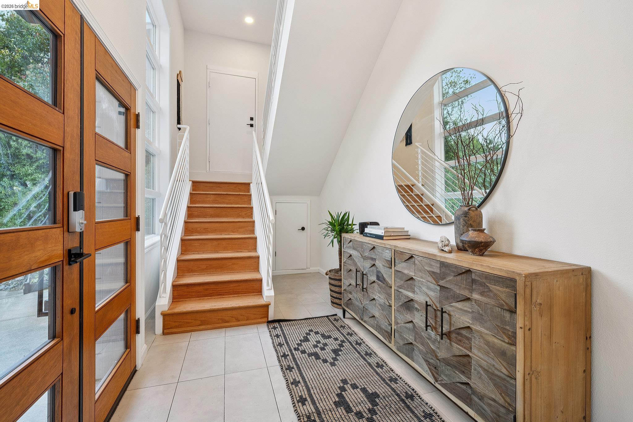 Detail Gallery Image 3 of 40 For 6869 Bristol Dr, Berkeley,  CA 94705 - 4 Beds | 3 Baths