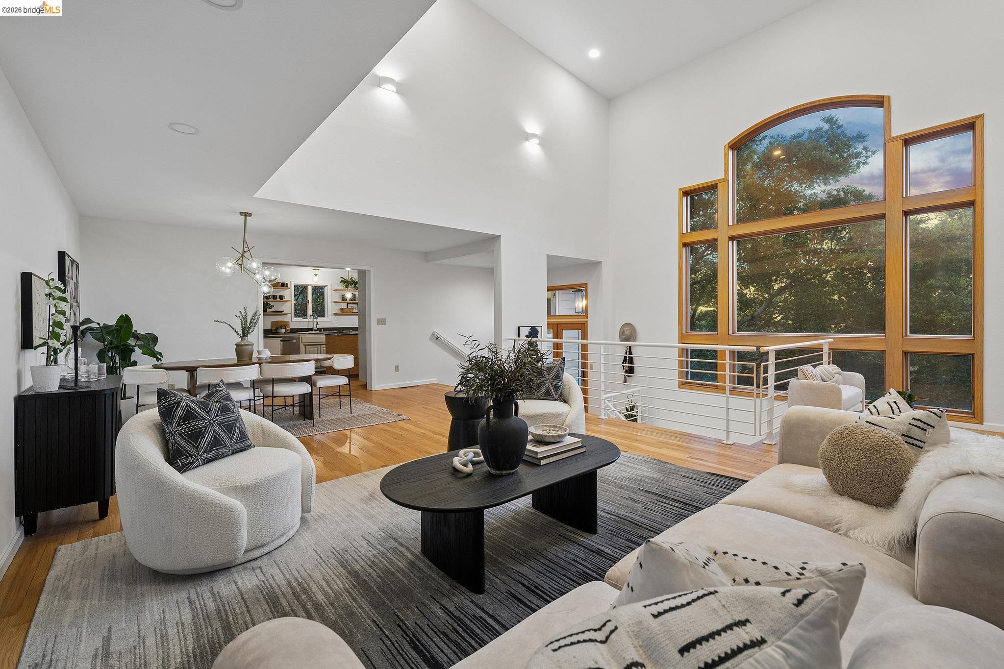 Detail Gallery Image 8 of 40 For 6869 Bristol Dr, Berkeley,  CA 94705 - 4 Beds | 3 Baths