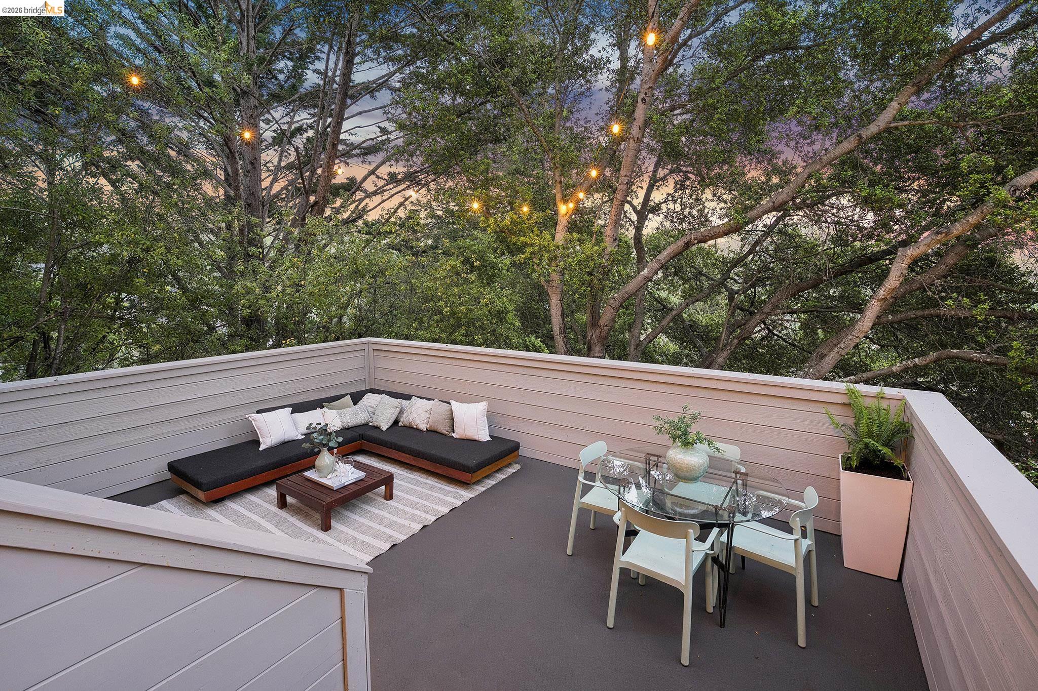 Detail Gallery Image 9 of 40 For 6869 Bristol Dr, Berkeley,  CA 94705 - 4 Beds | 3 Baths