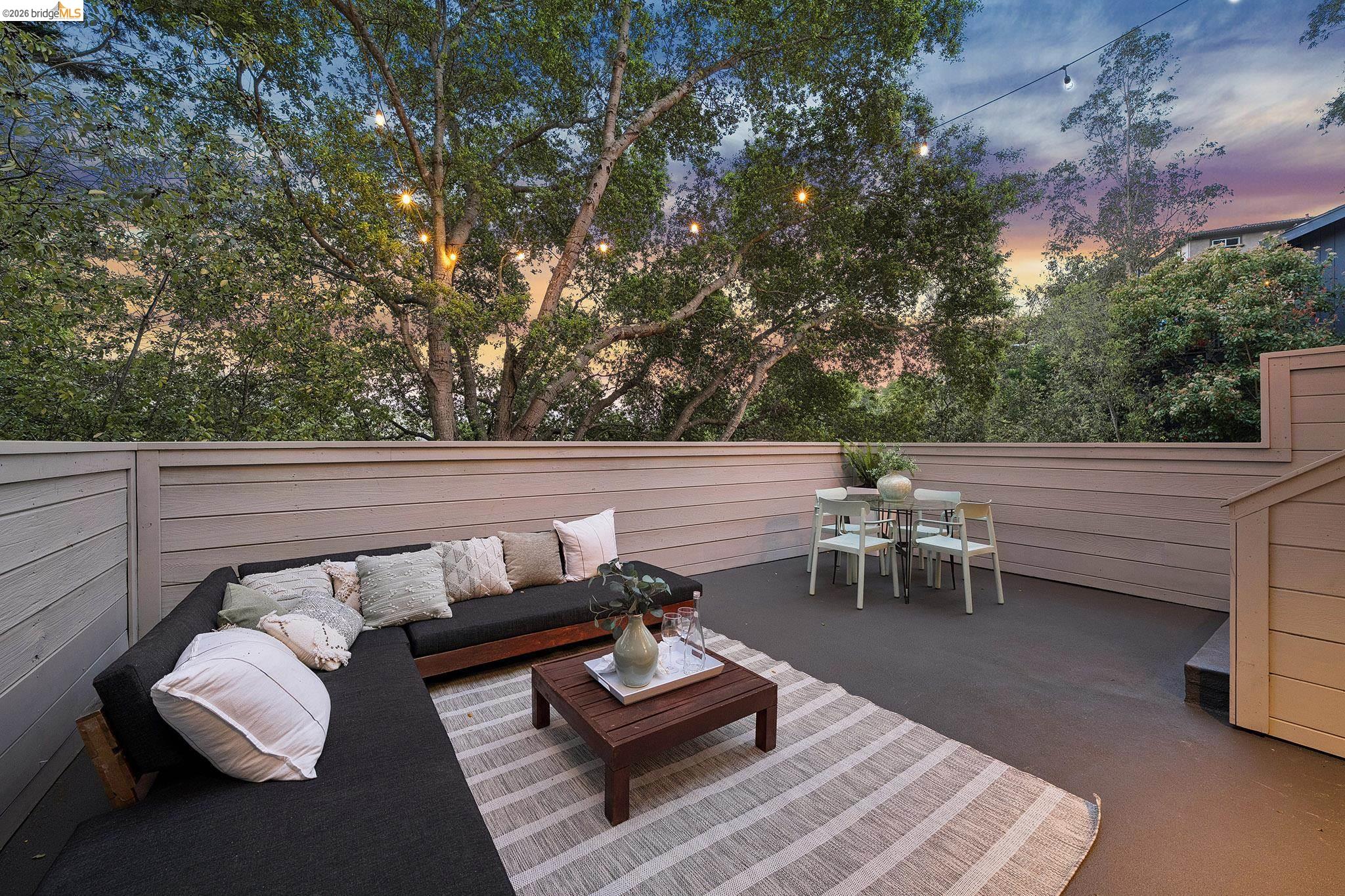 Detail Gallery Image 10 of 40 For 6869 Bristol Dr, Berkeley,  CA 94705 - 4 Beds | 3 Baths