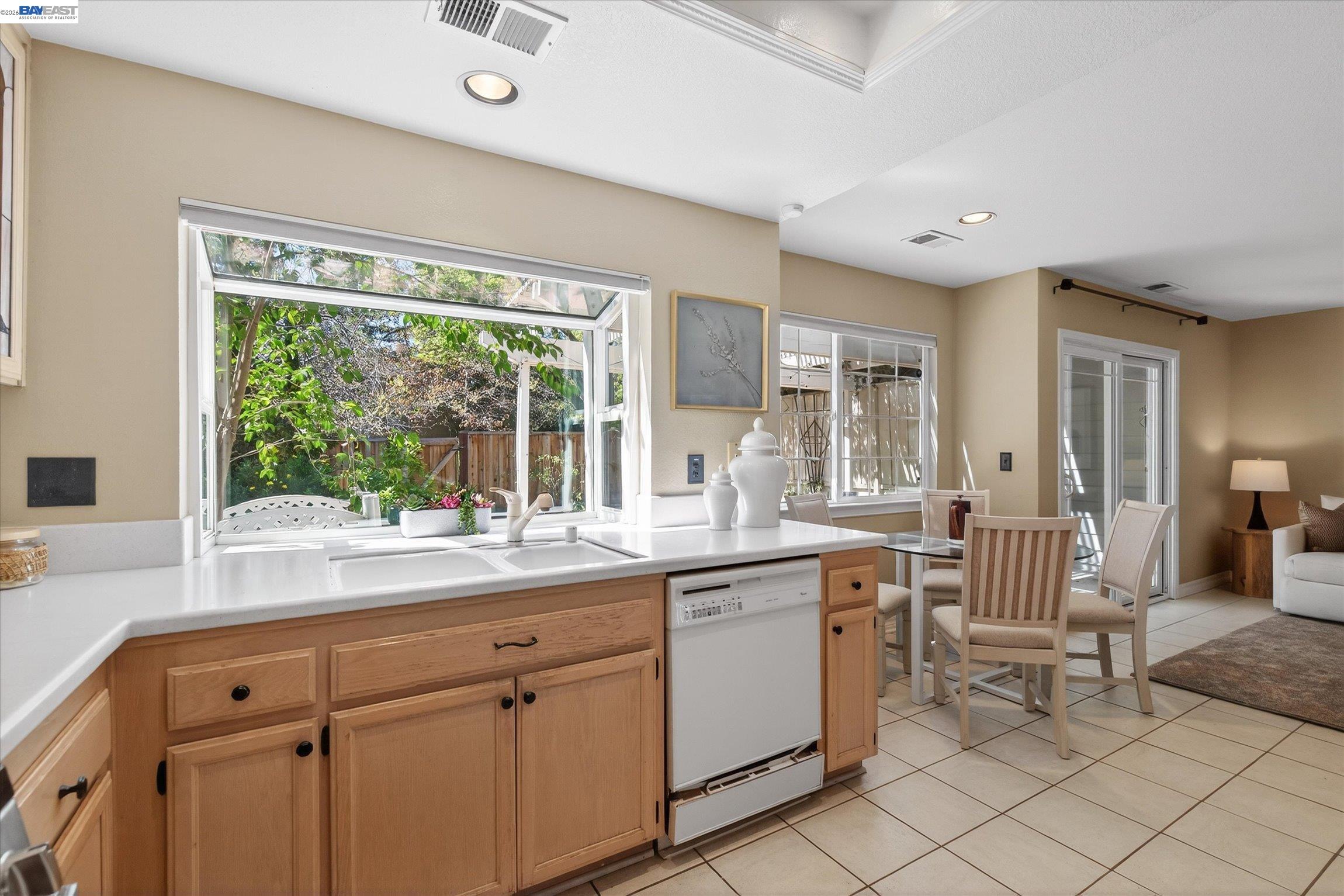 Detail Gallery Image 12 of 34 For 3873 Inverness Cmn, Livermore,  CA 94551 - 3 Beds | 2/1 Baths