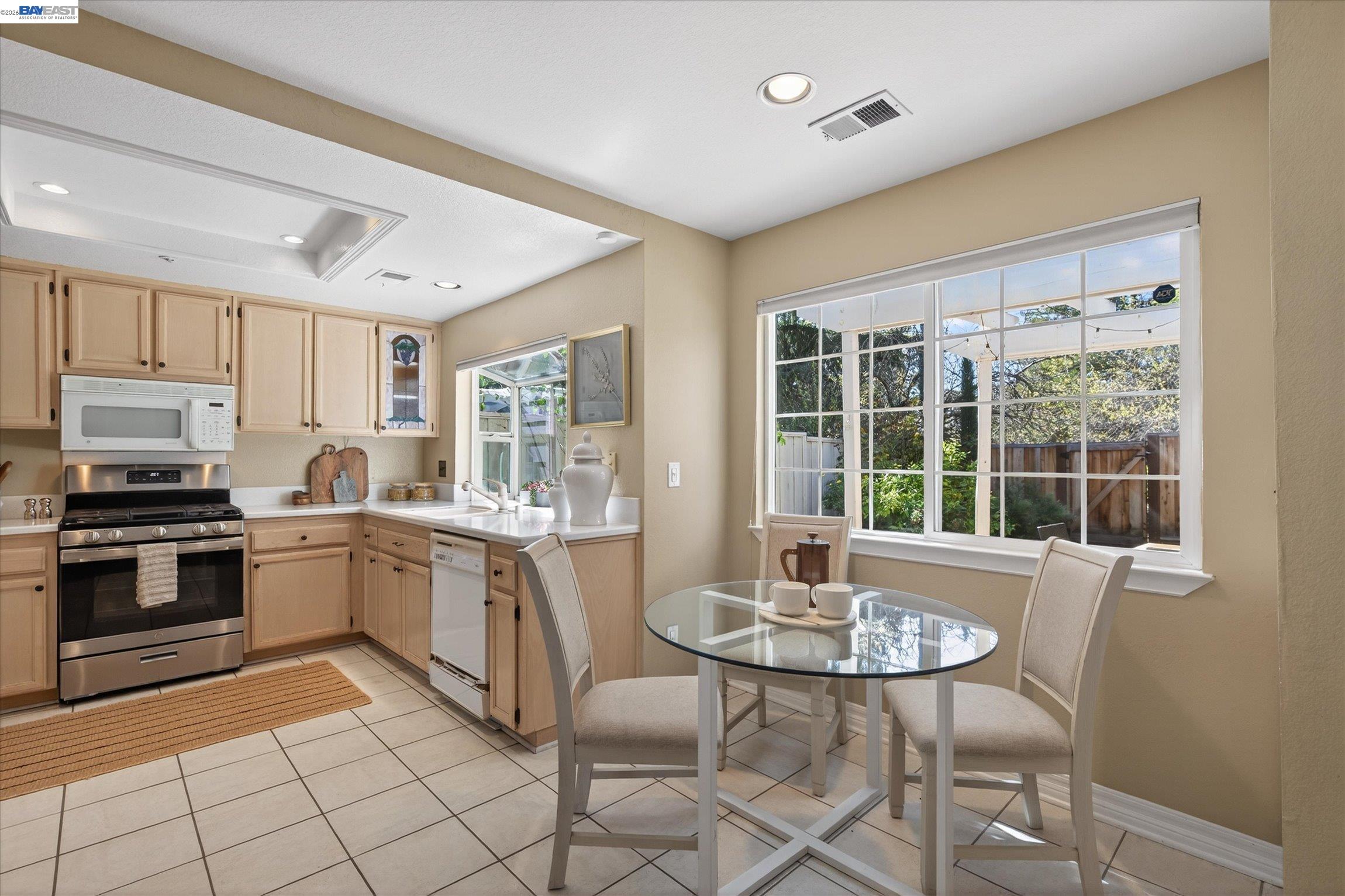 Detail Gallery Image 15 of 34 For 3873 Inverness Cmn, Livermore,  CA 94551 - 3 Beds | 2/1 Baths