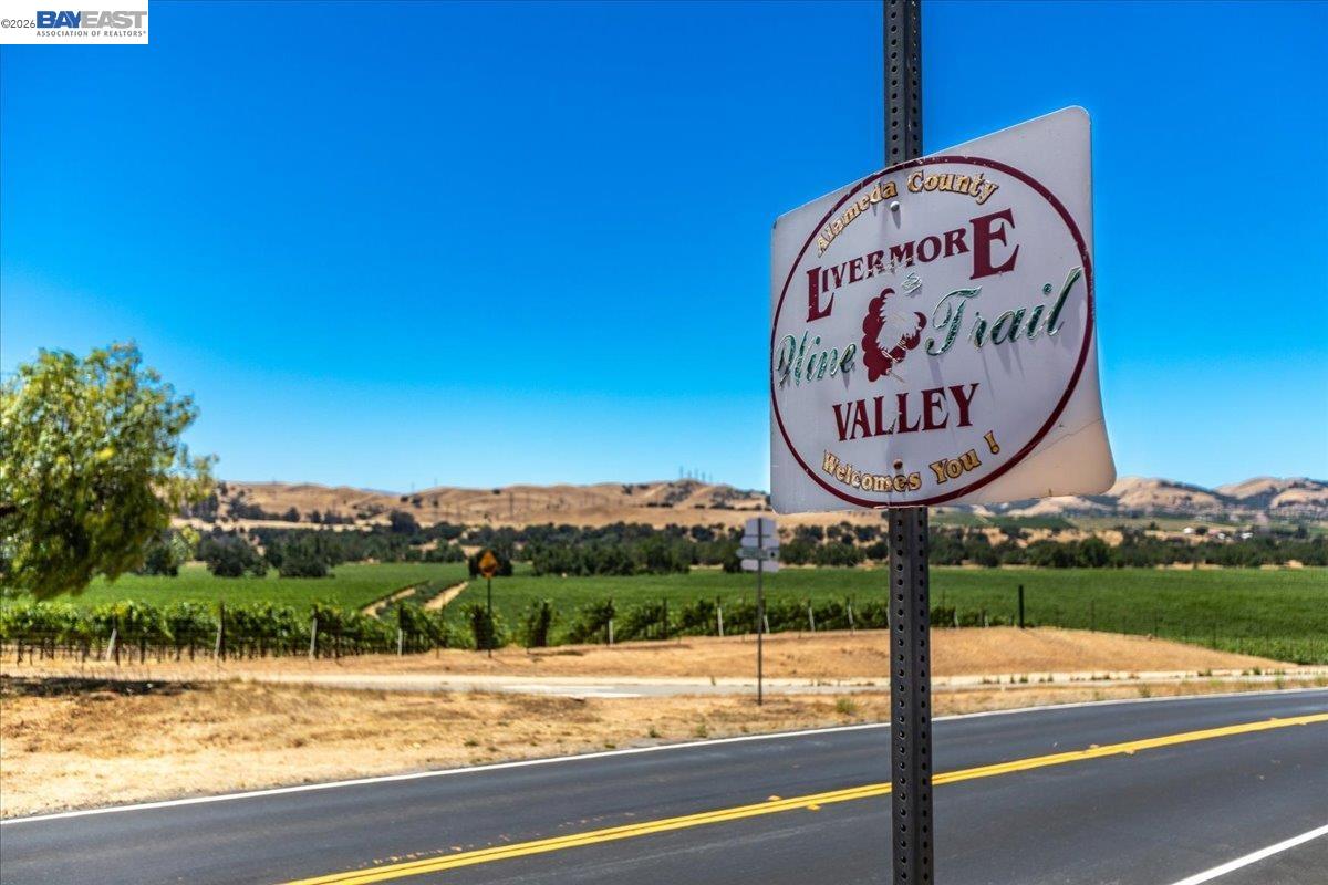 Detail Gallery Image 32 of 34 For 3873 Inverness Cmn, Livermore,  CA 94551 - 3 Beds | 2/1 Baths