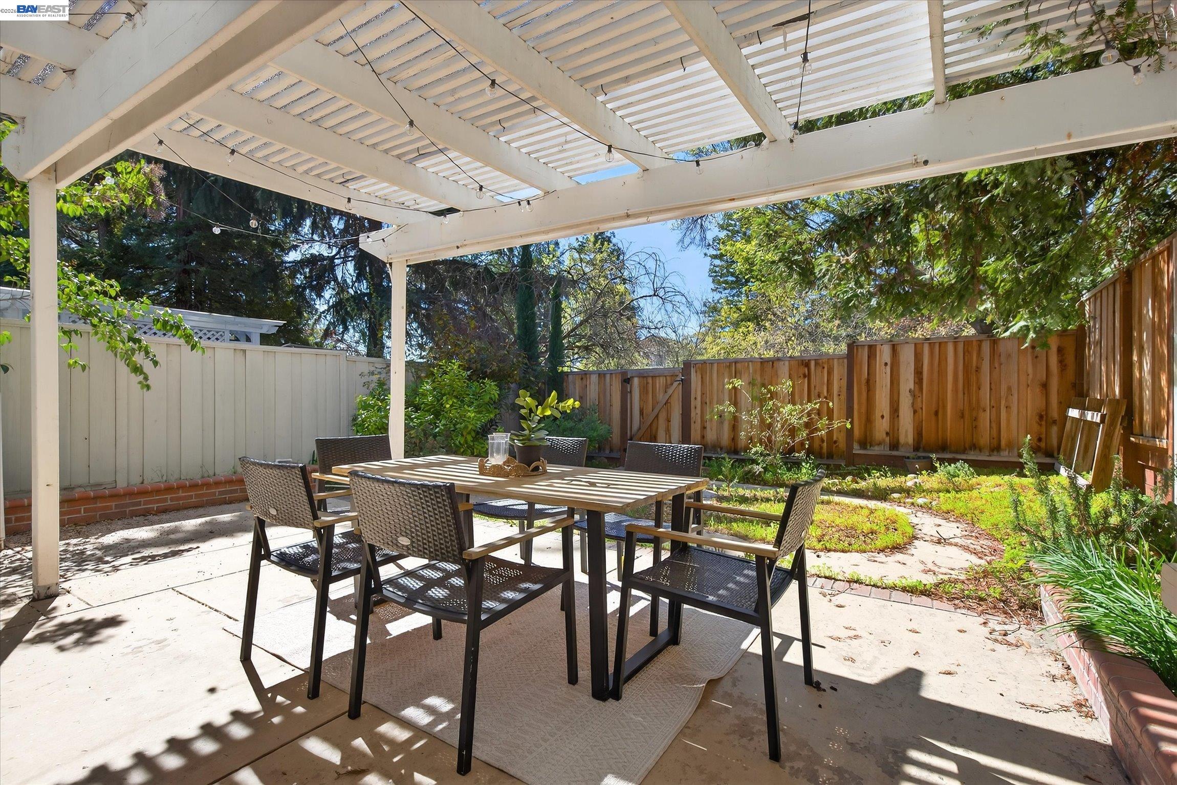 Detail Gallery Image 7 of 34 For 3873 Inverness Cmn, Livermore,  CA 94551 - 3 Beds | 2/1 Baths