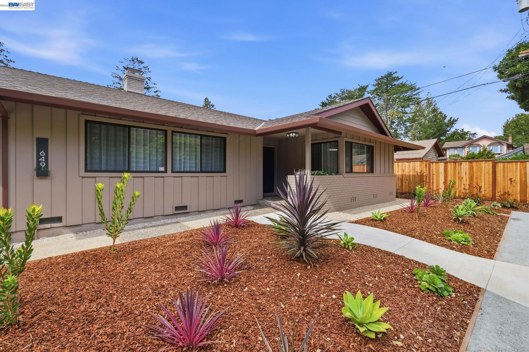 Detail Gallery Image 5 of 49 For 649 Graham Hill Rd, Santa Cruz,  CA 95060 - 3 Beds | 2/1 Baths