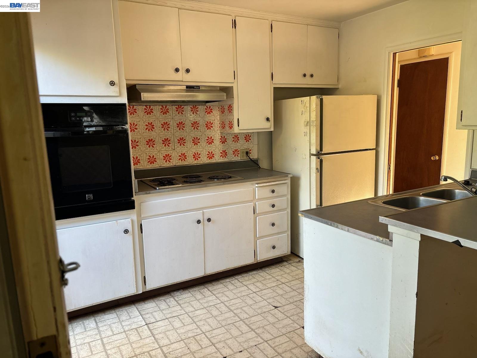 Detail Gallery Image 3 of 7 For 1408 Carmelita Ct, Concord,  CA 94520 - 3 Beds | 2 Baths