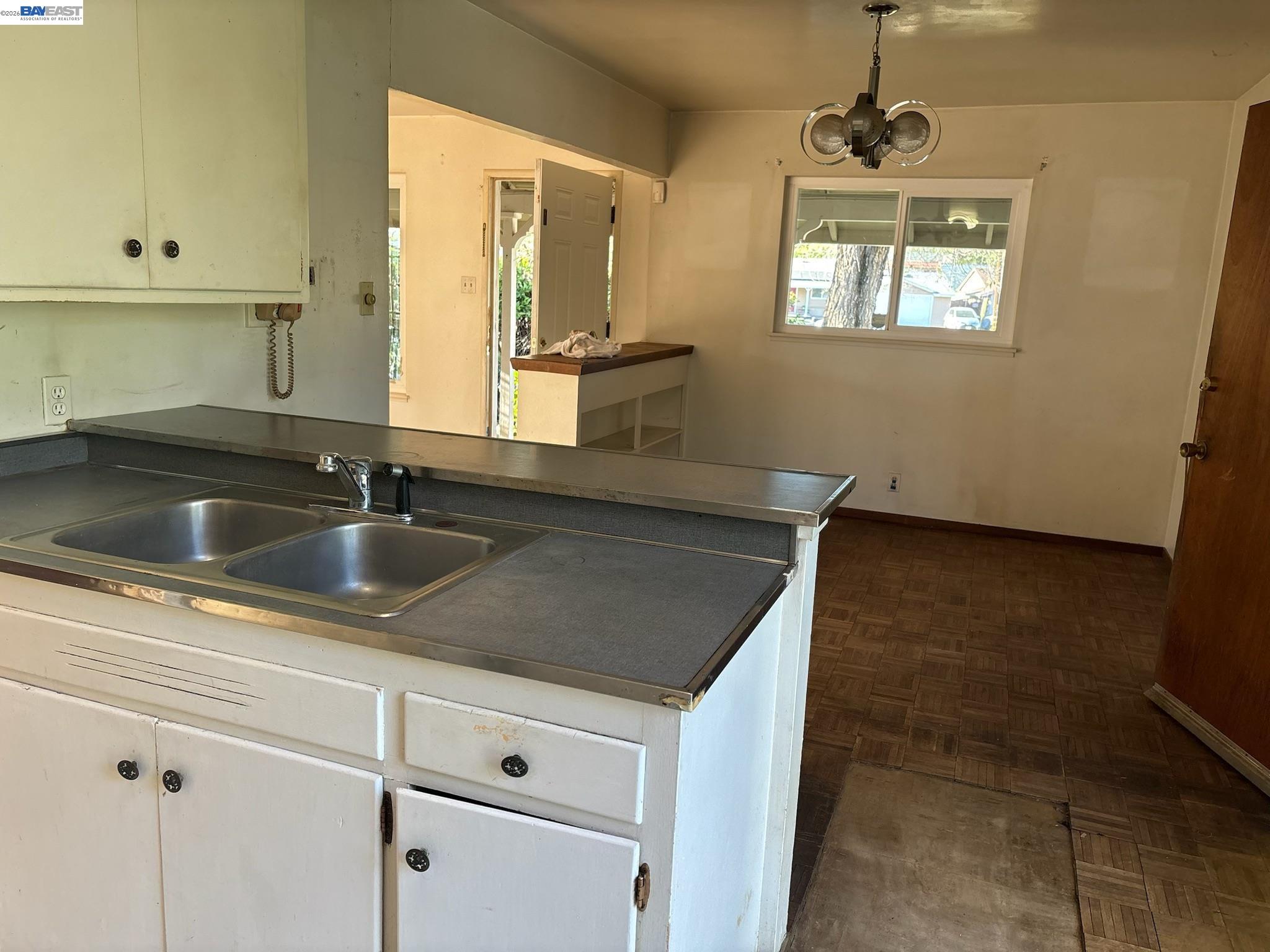 Detail Gallery Image 4 of 7 For 1408 Carmelita Ct, Concord,  CA 94520 - 3 Beds | 2 Baths