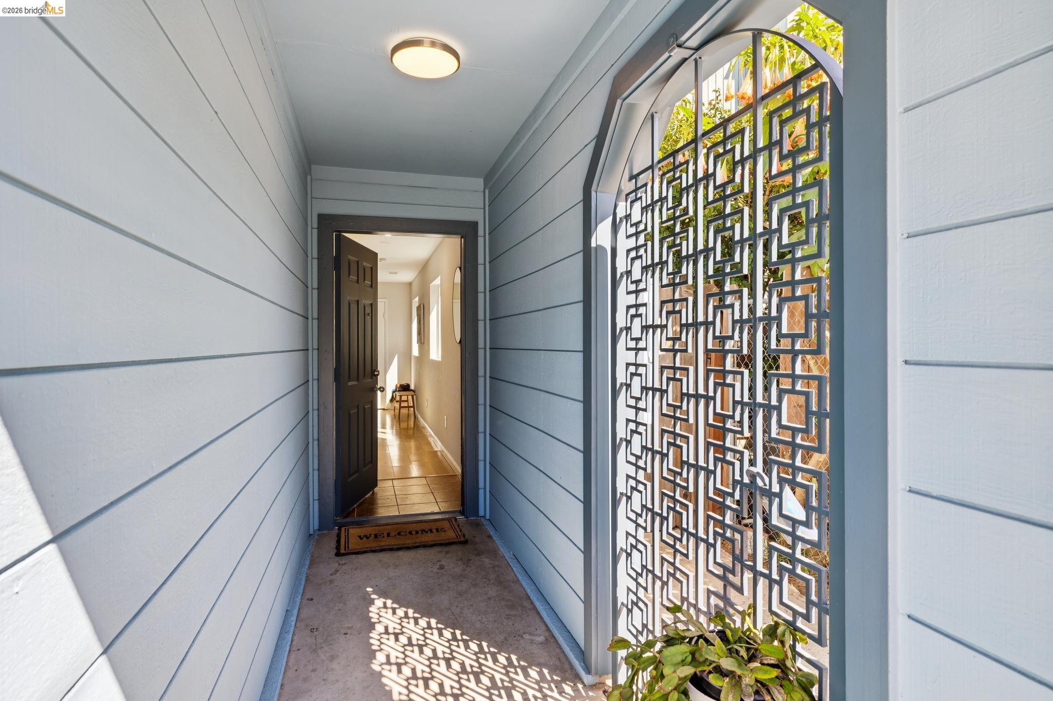 Detail Gallery Image 2 of 36 For 1738 10th St, Oakland,  CA 94607 - 2 Beds | 2/1 Baths