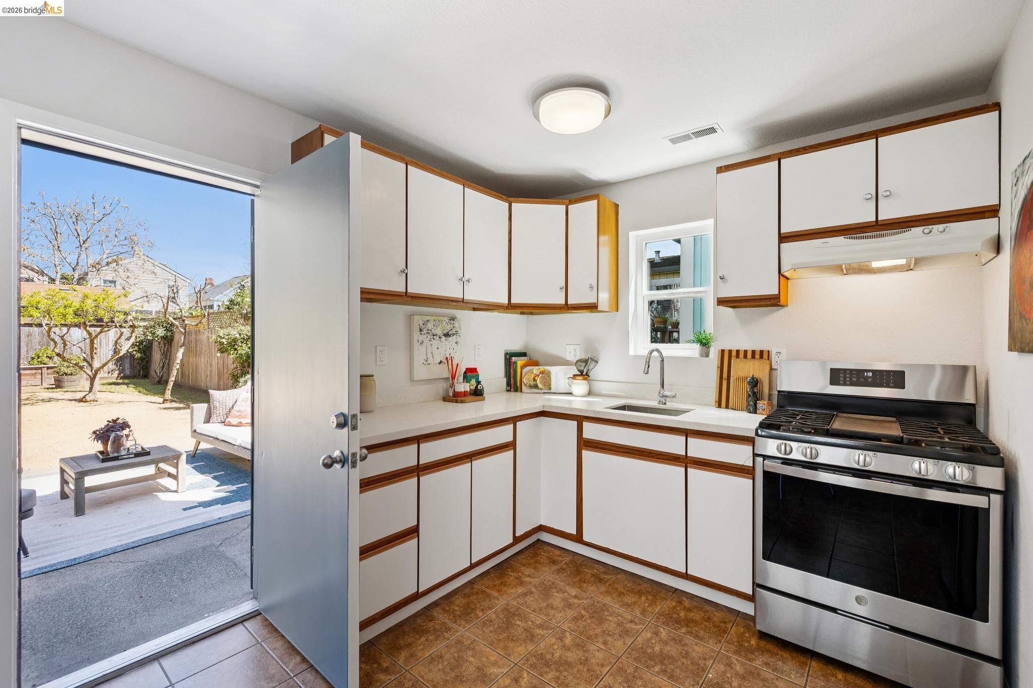 Detail Gallery Image 11 of 36 For 1738 10th St, Oakland,  CA 94607 - 2 Beds | 2/1 Baths