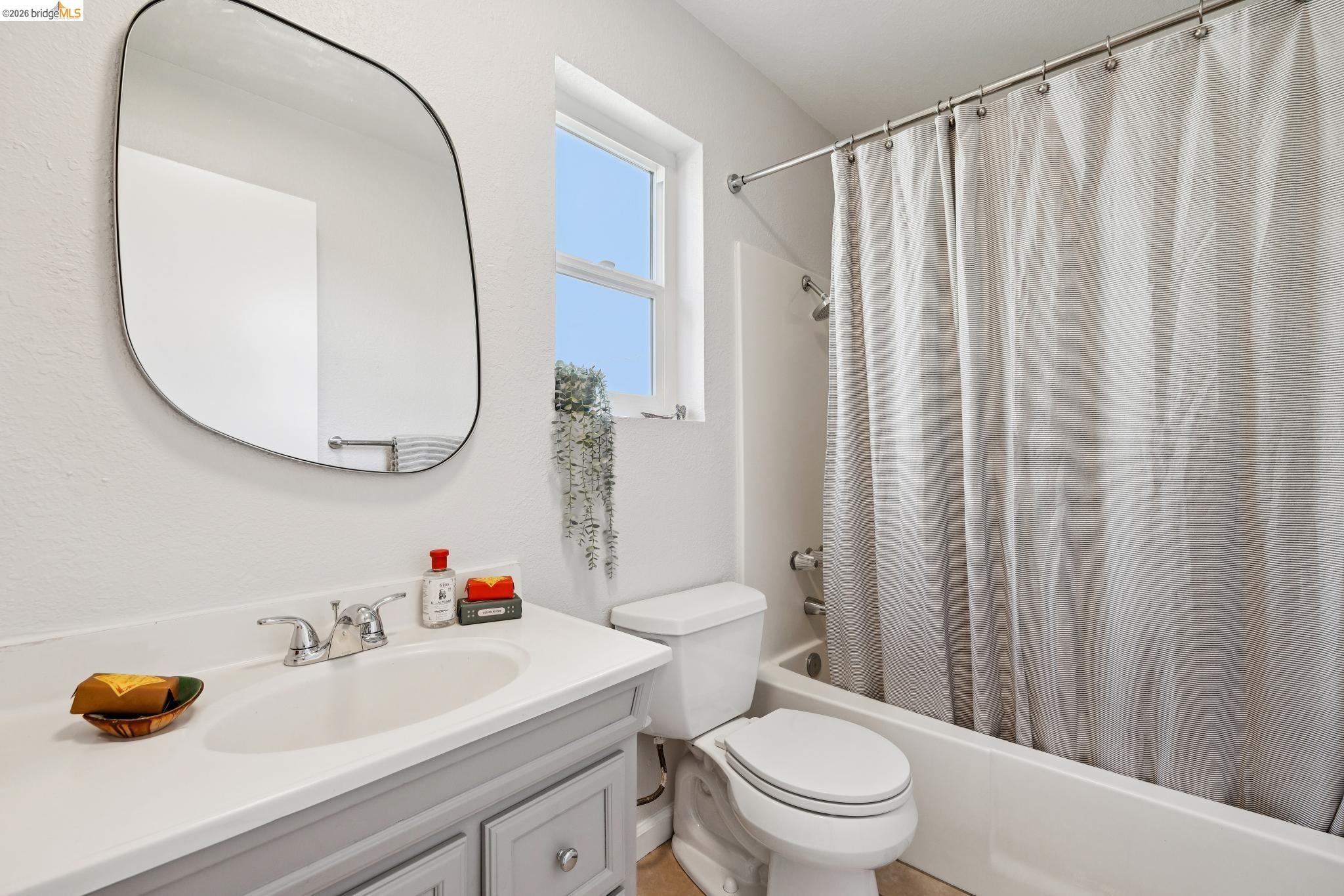 Detail Gallery Image 19 of 36 For 1738 10th St, Oakland,  CA 94607 - 2 Beds | 2/1 Baths