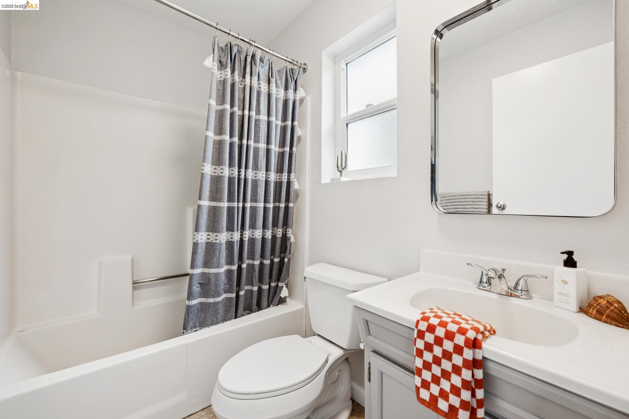 Detail Gallery Image 24 of 36 For 1738 10th St, Oakland,  CA 94607 - 2 Beds | 2/1 Baths