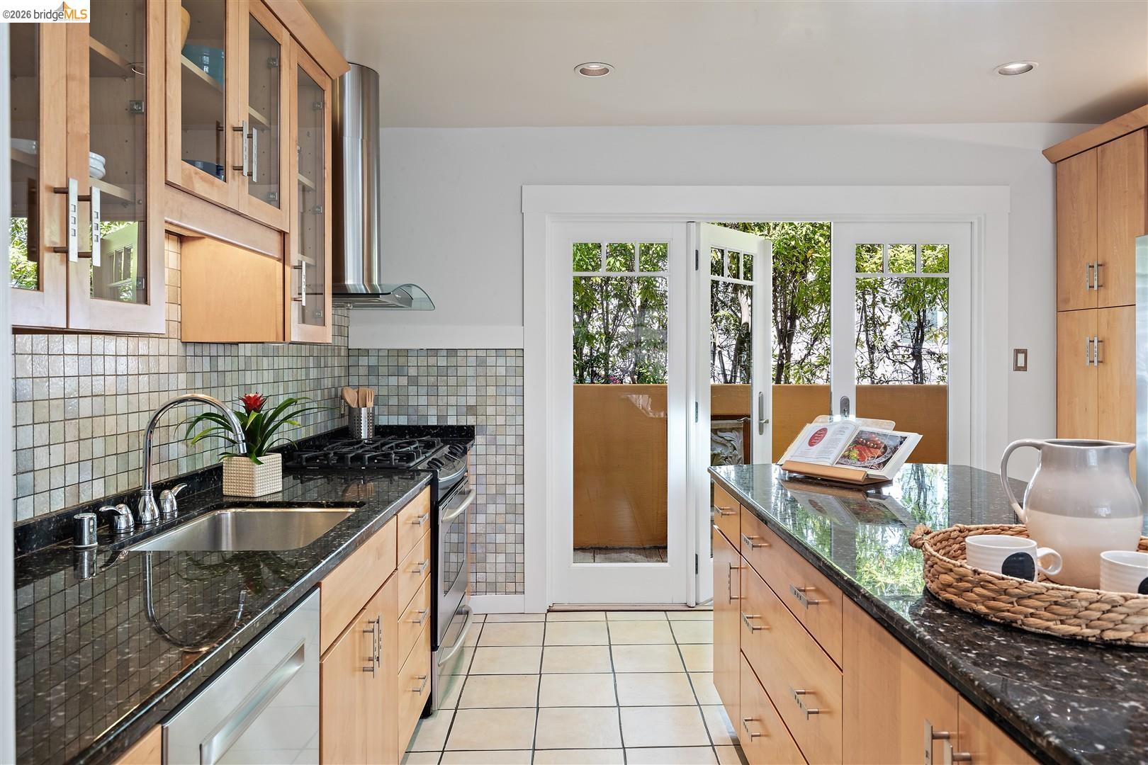 Detail Gallery Image 9 of 55 For 1950 Hopkins Street, Berkeley,  CA 94707 - 2 Beds | 2 Baths