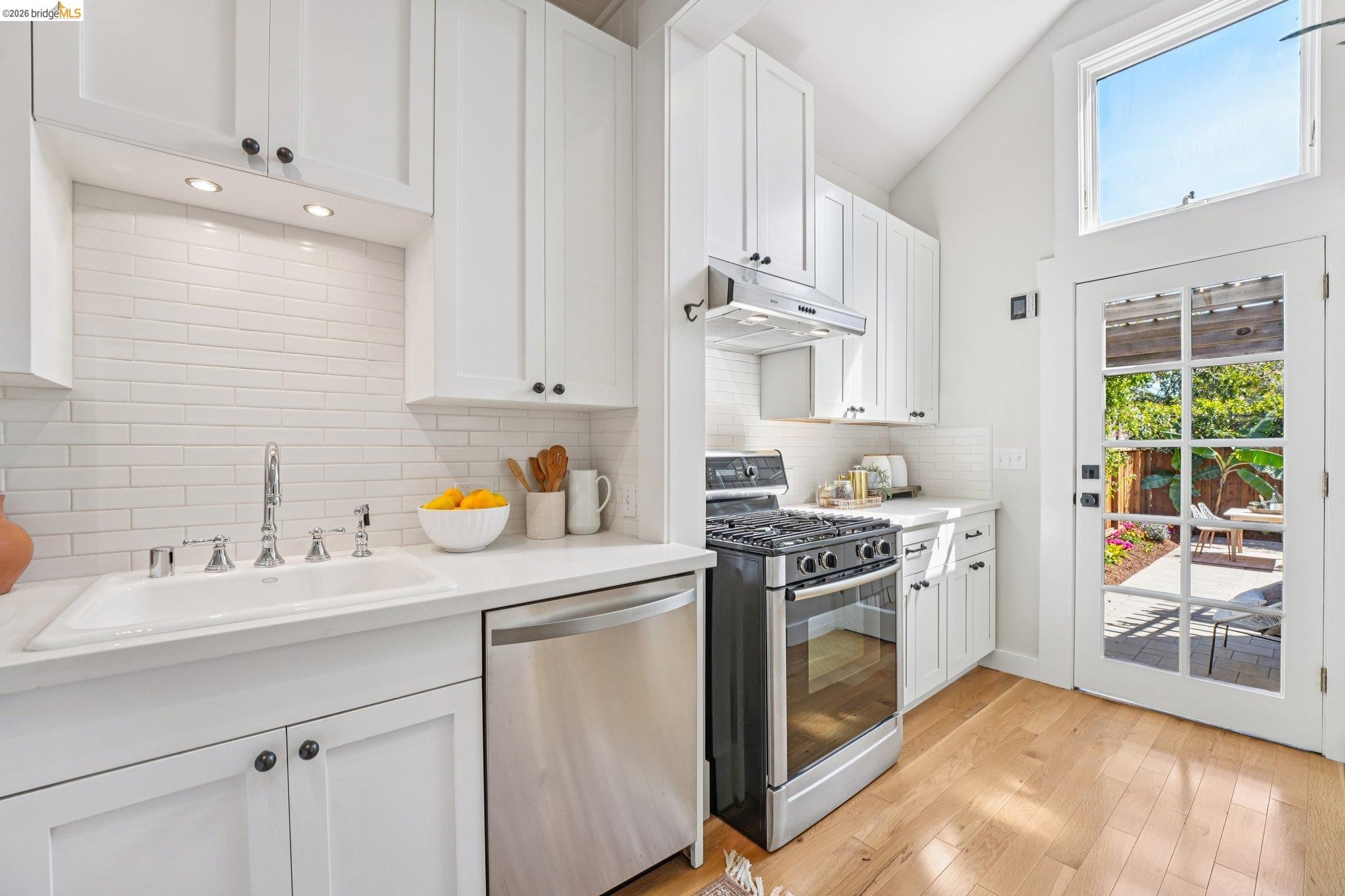 Detail Gallery Image 12 of 30 For 491 Mcauley St, Oakland,  CA 94609 - 3 Beds | 2 Baths