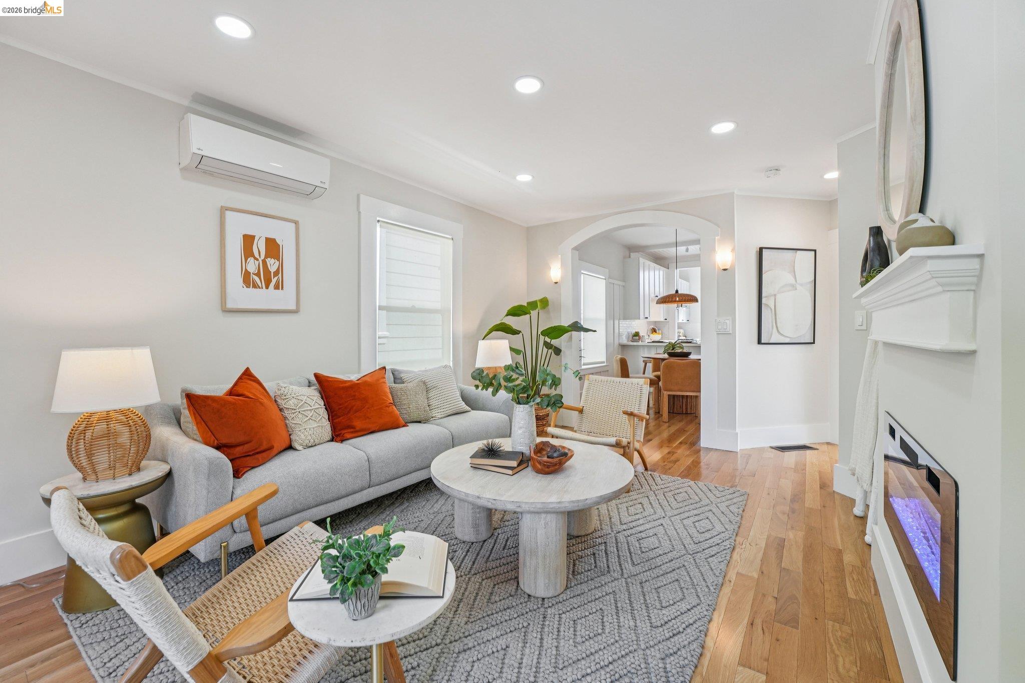 Detail Gallery Image 3 of 30 For 491 Mcauley St, Oakland,  CA 94609 - 3 Beds | 2 Baths