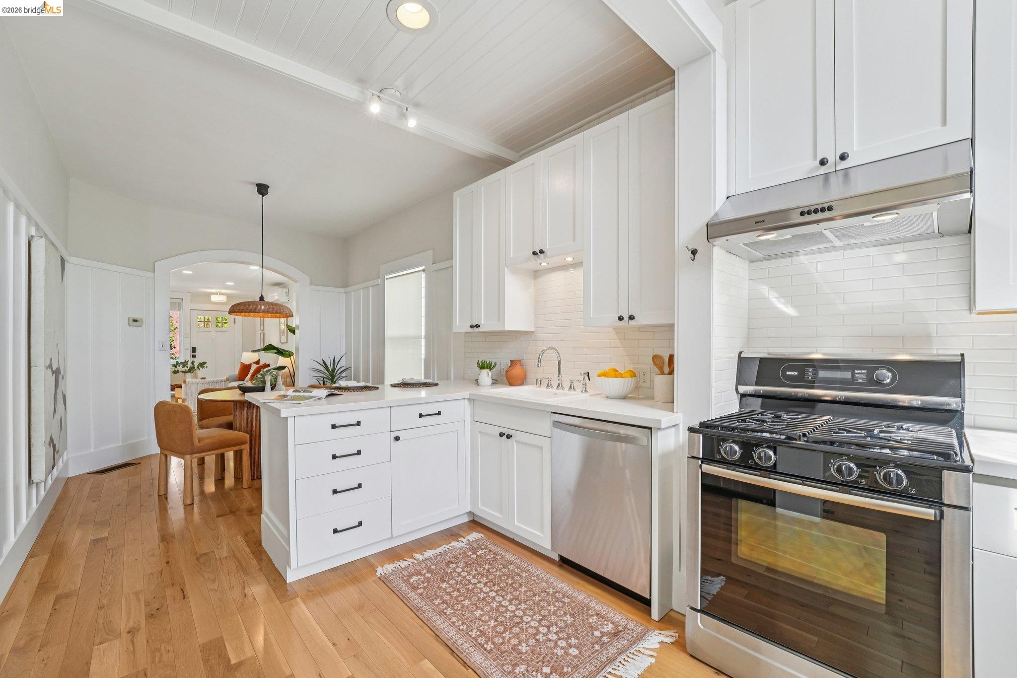 Detail Gallery Image 7 of 30 For 491 Mcauley St, Oakland,  CA 94609 - 3 Beds | 2 Baths