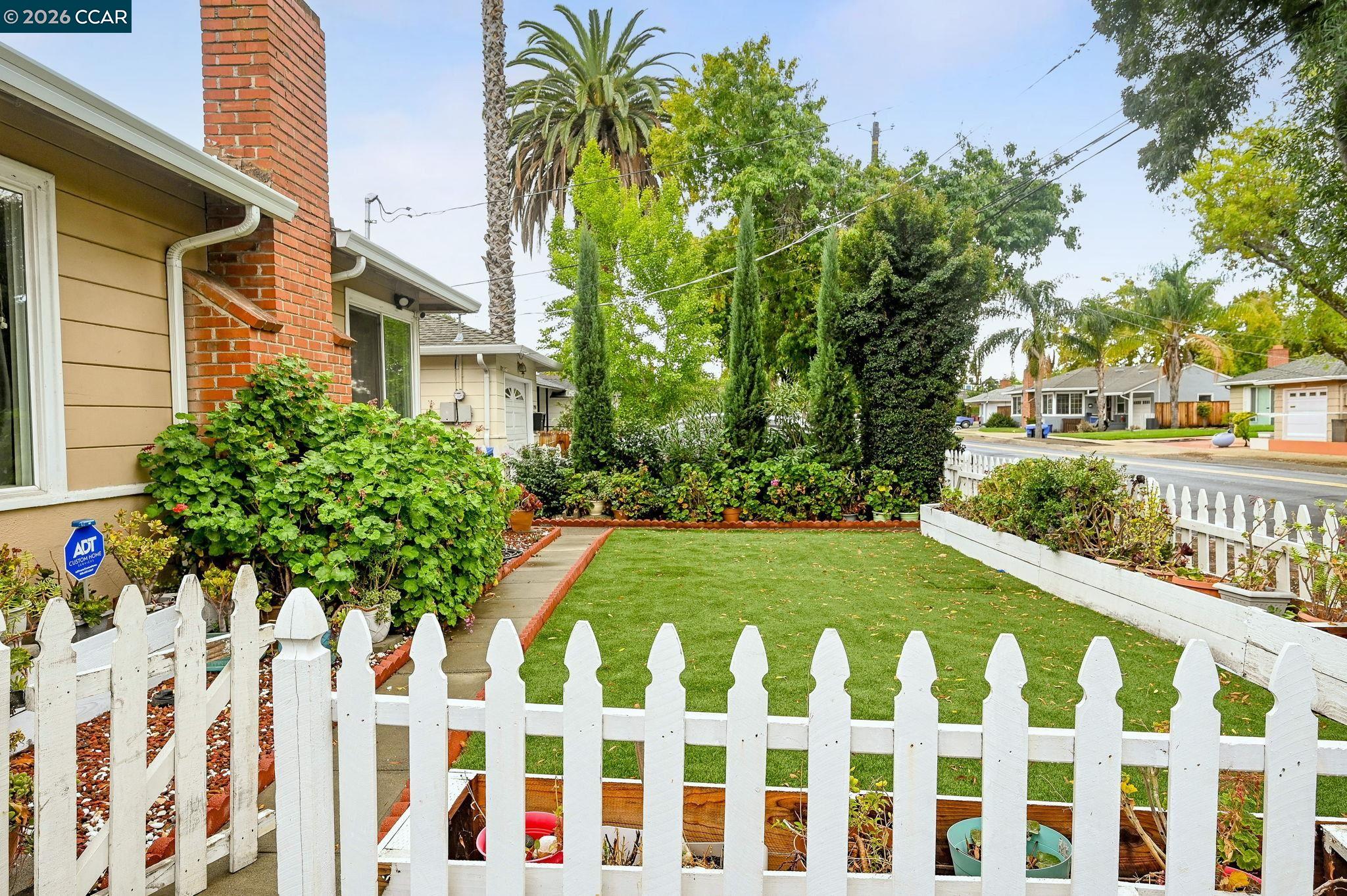 Detail Gallery Image 2 of 26 For 1954 N 6th St, Concord,  CA 94519 - 3 Beds | 2 Baths