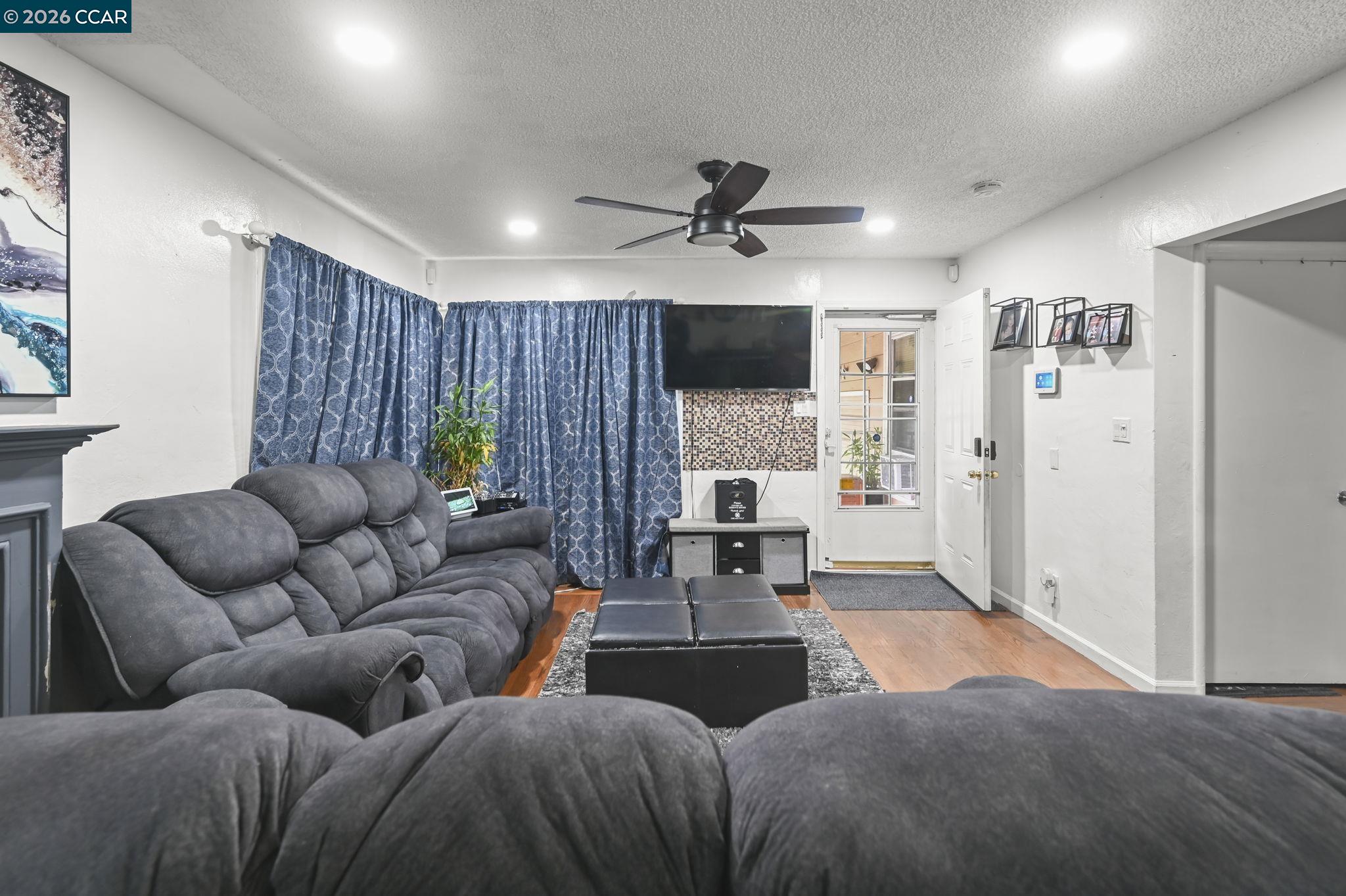 Detail Gallery Image 3 of 26 For 1954 N 6th St, Concord,  CA 94519 - 3 Beds | 2 Baths