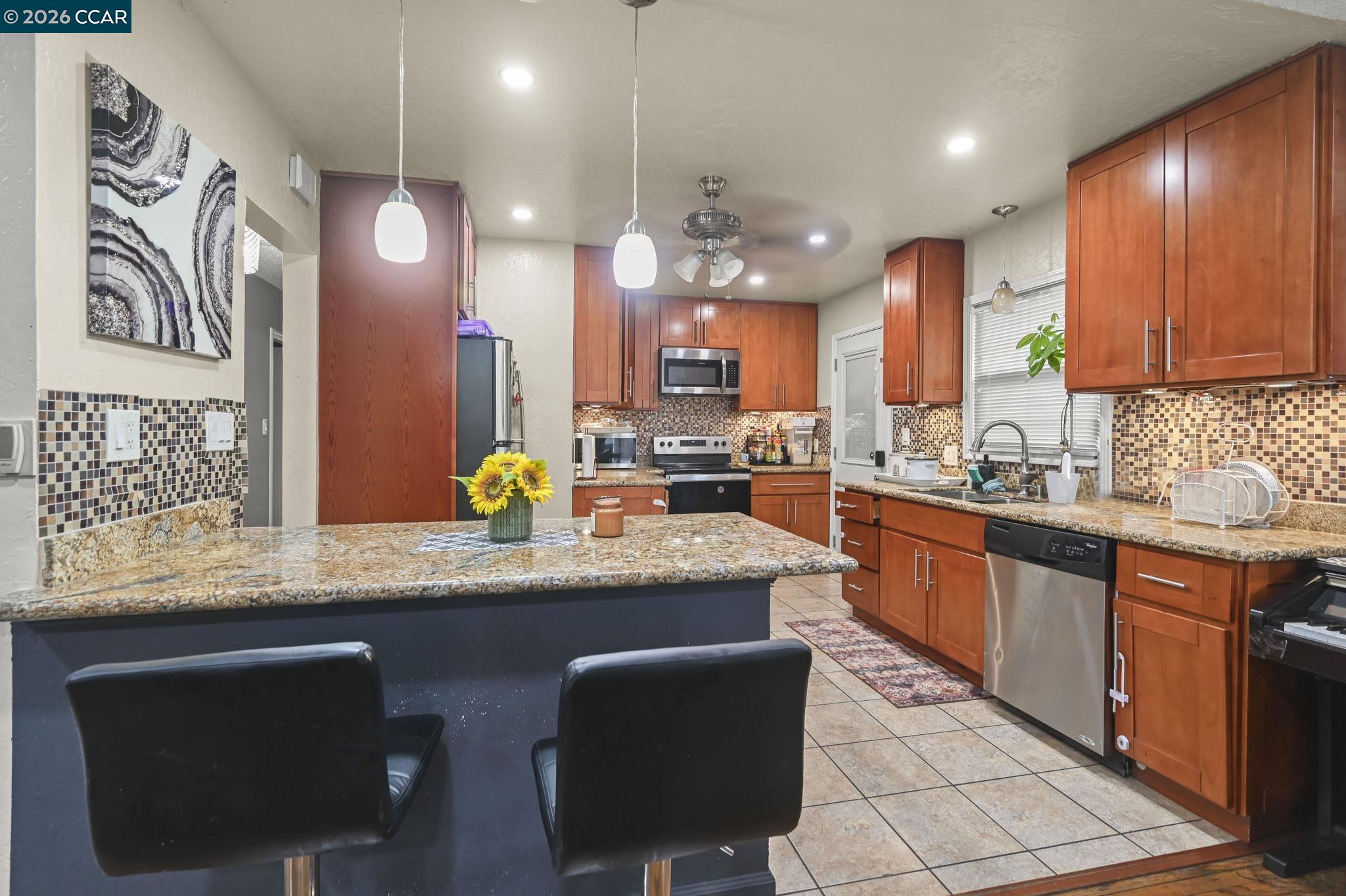 Detail Gallery Image 6 of 26 For 1954 N 6th St, Concord,  CA 94519 - 3 Beds | 2 Baths